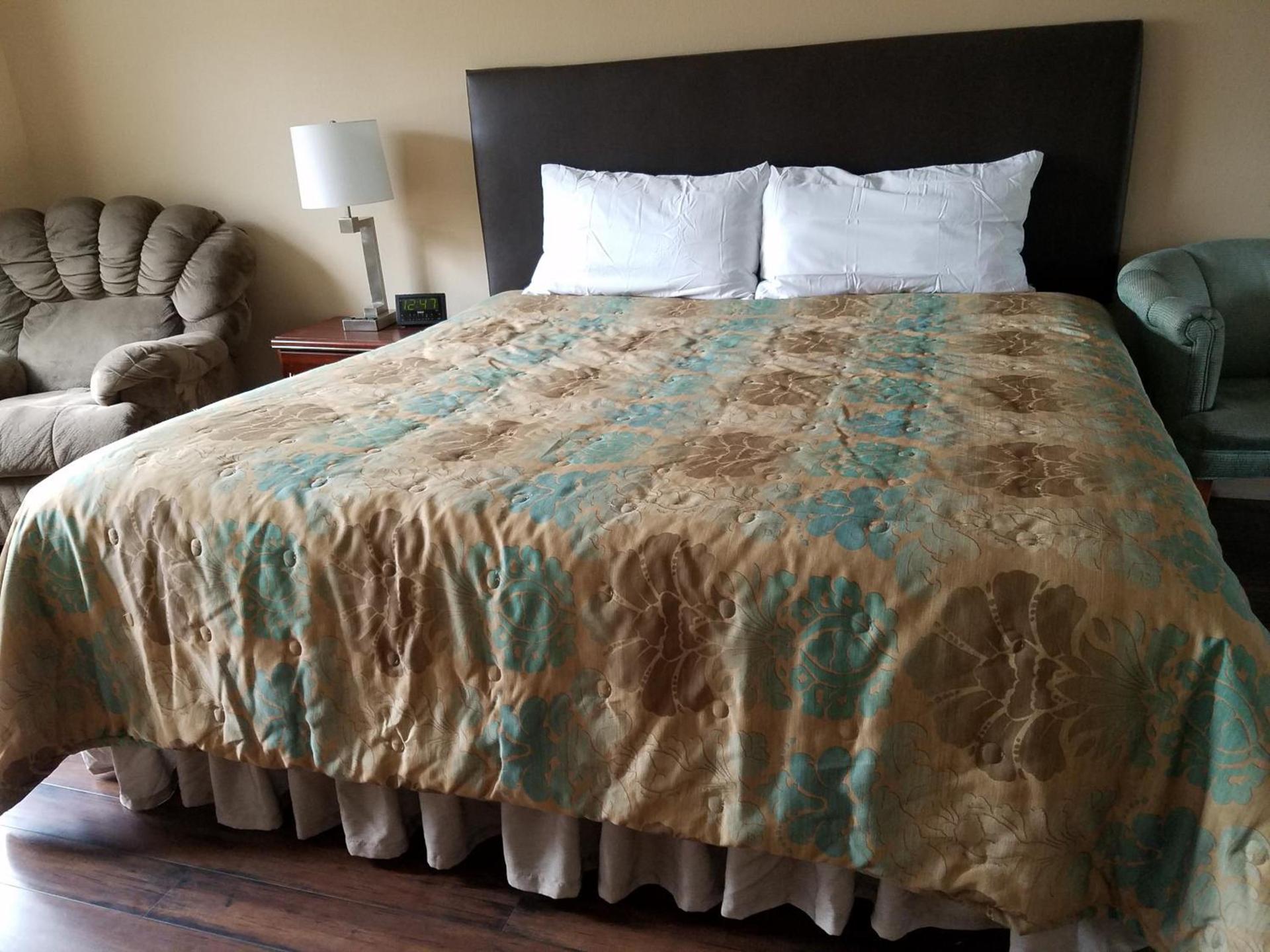 Townhouse Inn & Suites photo 3