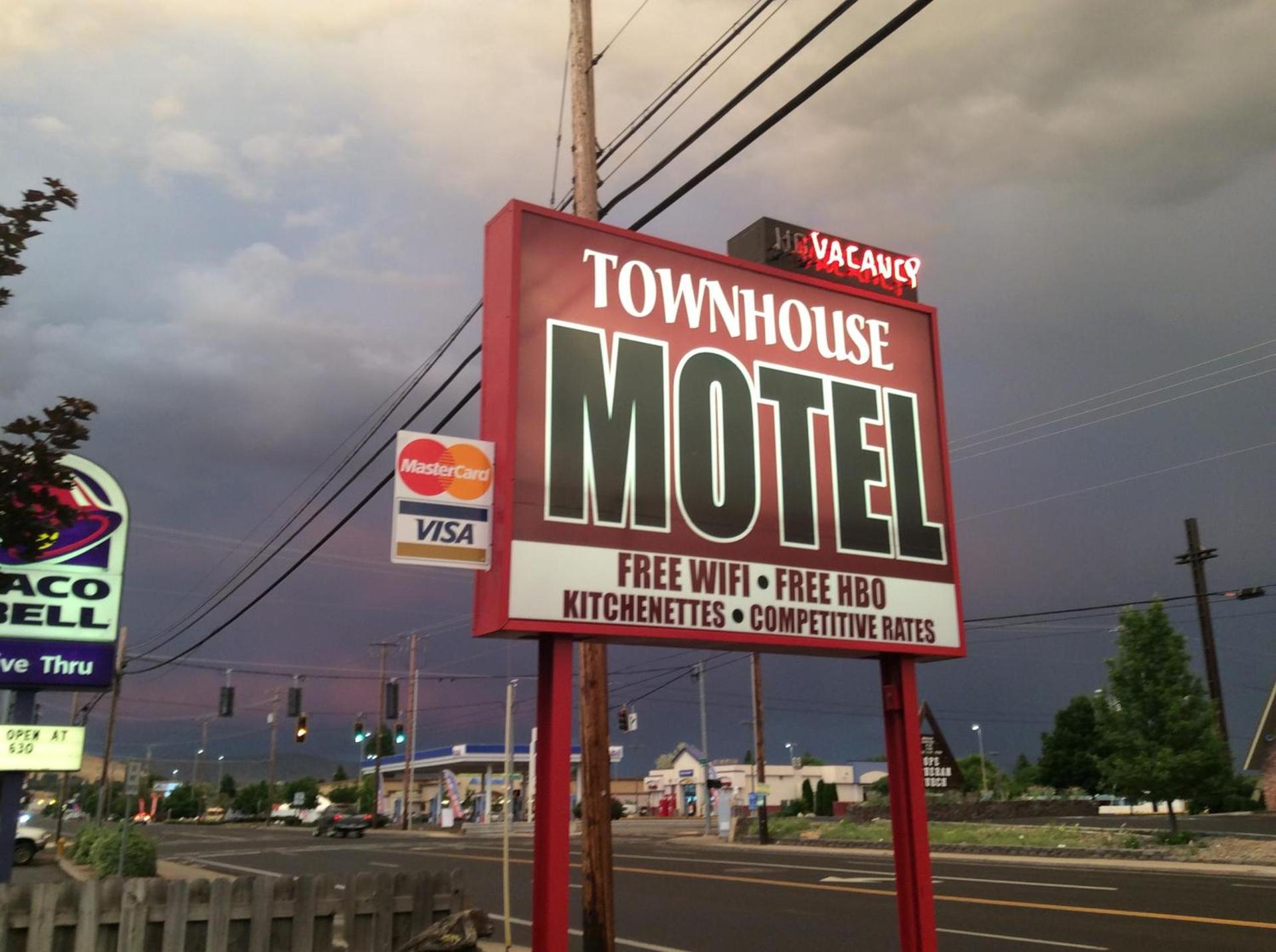 Townhouse Inn & Suites photo 2
