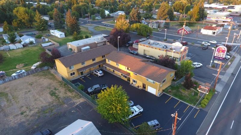 Townhouse Inn & Suites photo 1