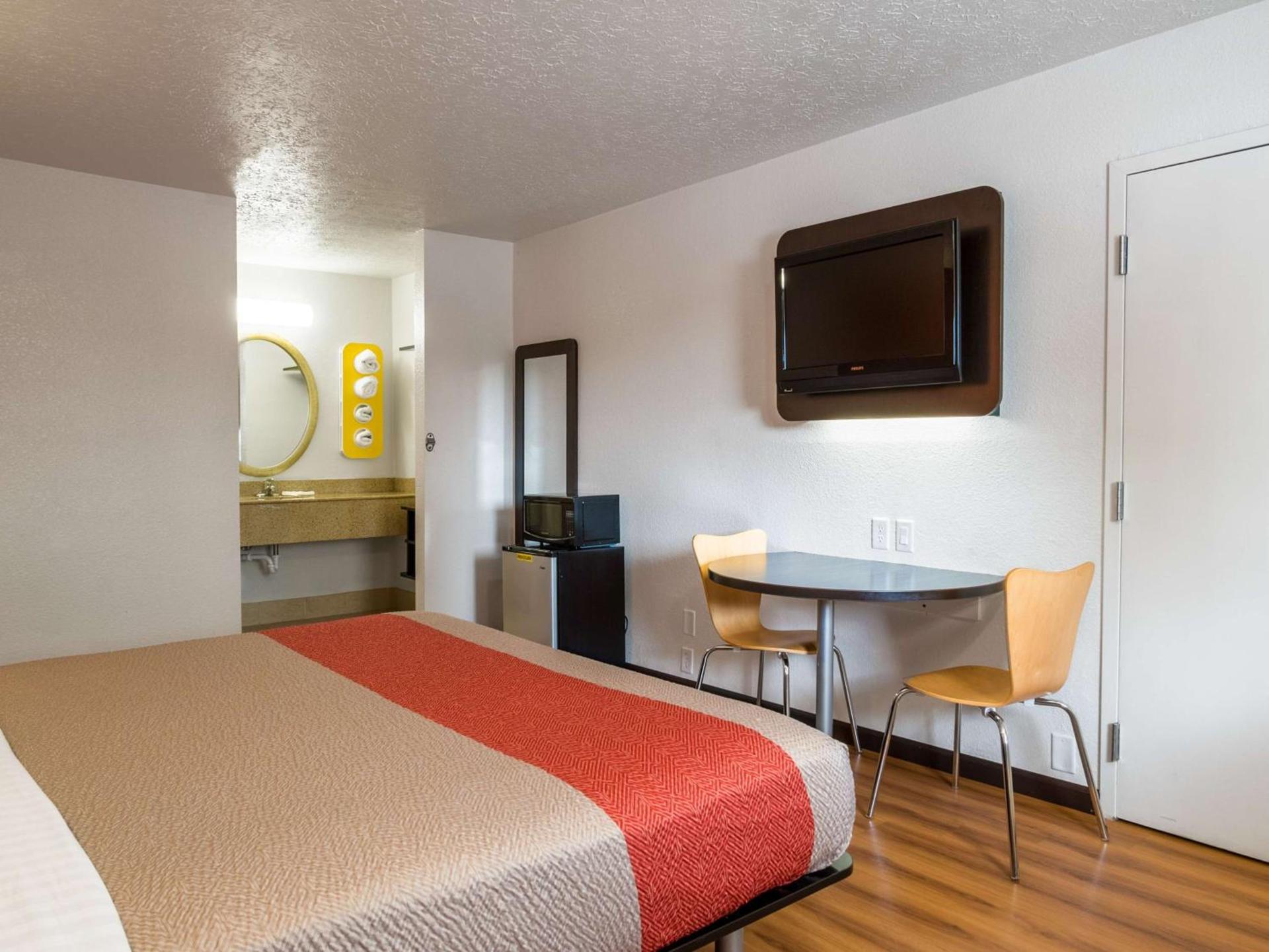 Motel 6-Columbus, OH - OSU photo 9