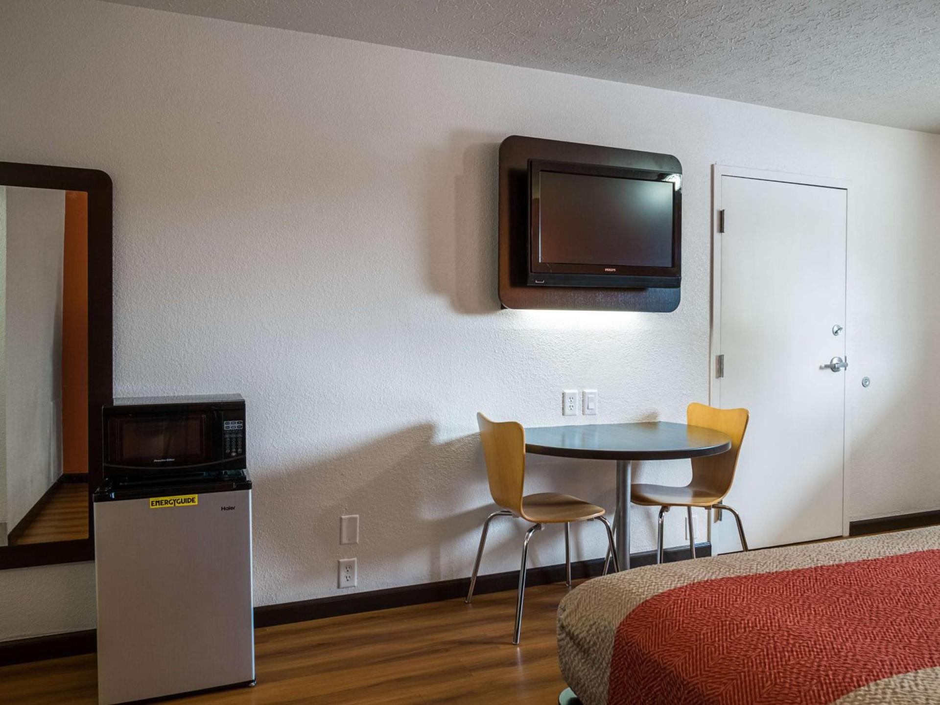 Motel 6-Columbus, OH - OSU photo 10