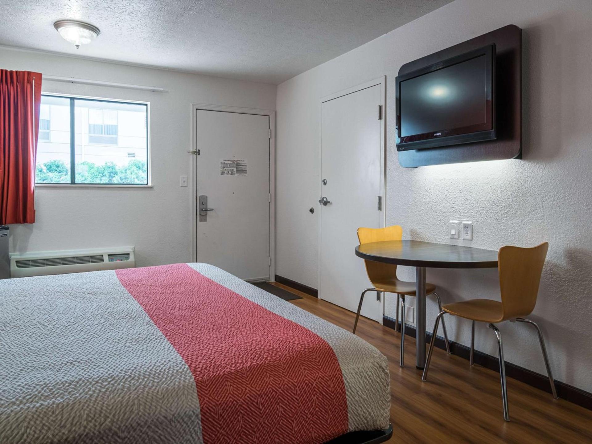 Motel 6-Columbus, OH - OSU photo 13