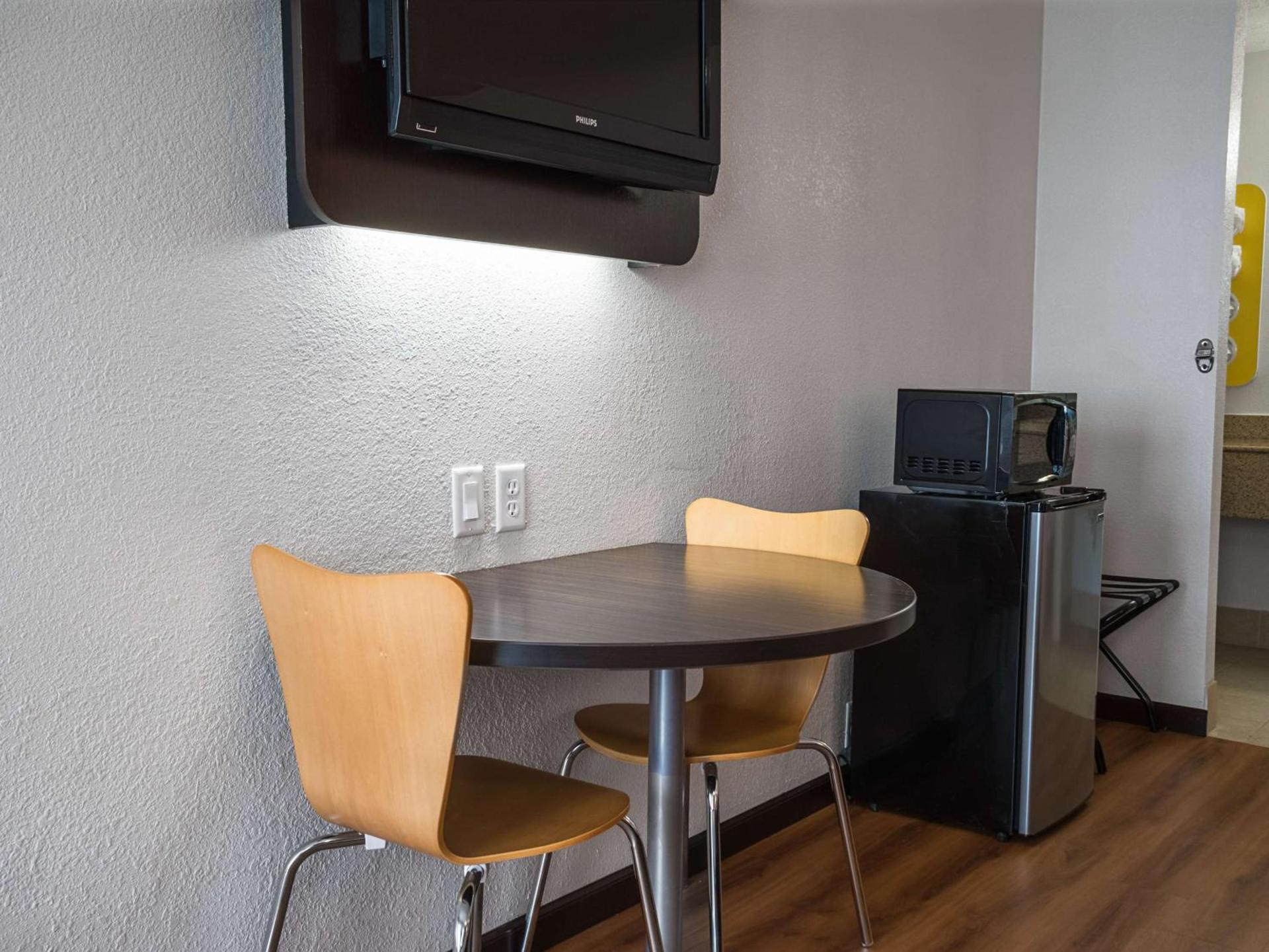 Motel 6-Columbus, OH - OSU photo 7