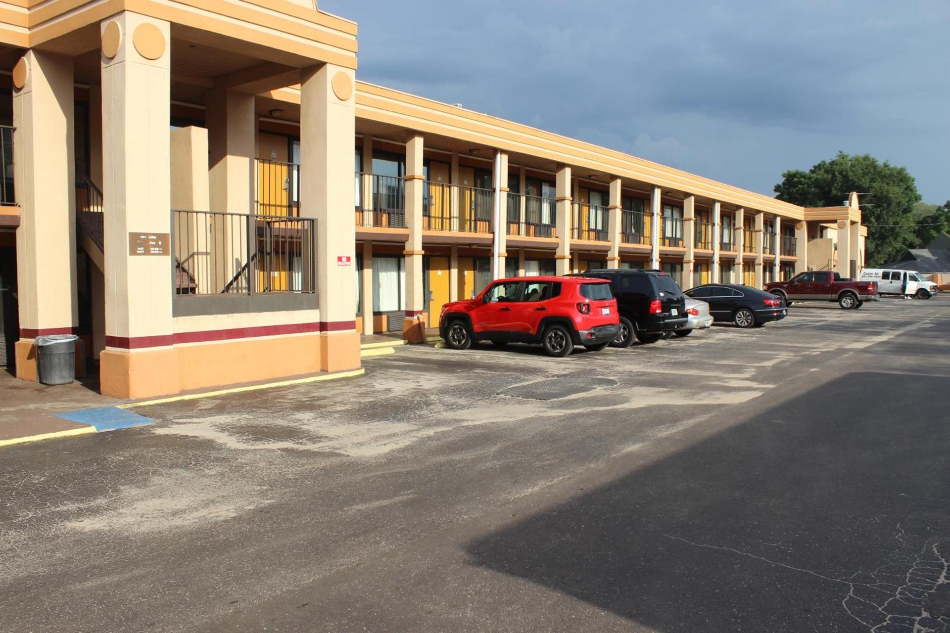 Tampa Inn Near Busch Gardens photo 39