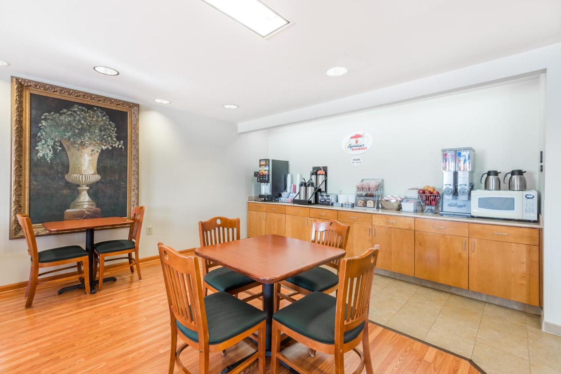 Super 8 by Wyndham Hagerstown/Halfway Area photo 32