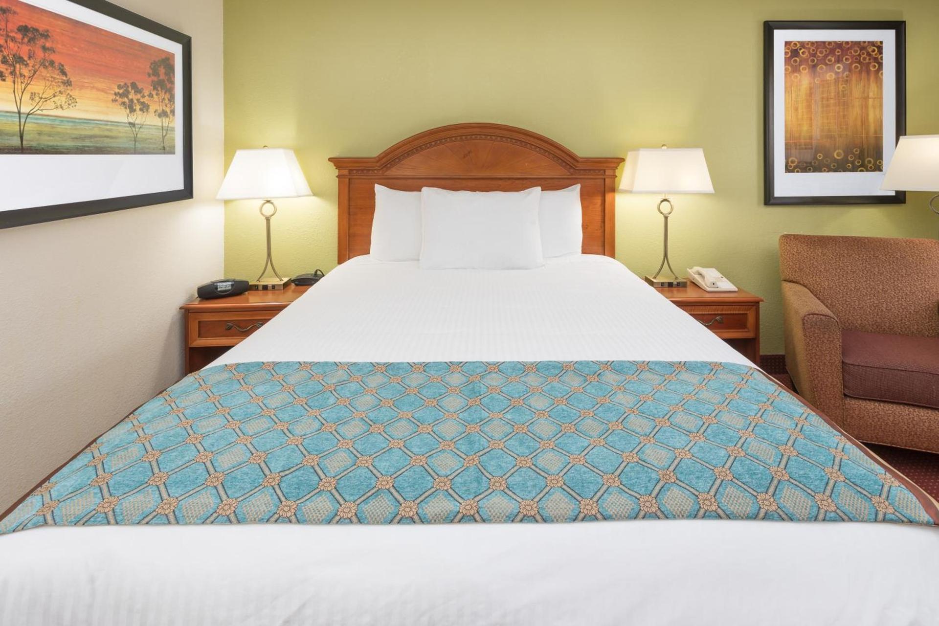 Baymont by Wyndham Orangeburg North photo 11