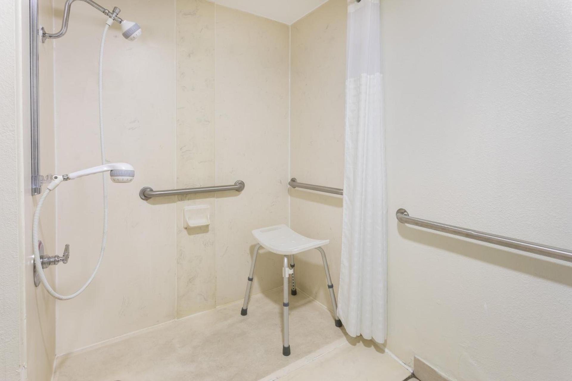 Baymont by Wyndham Orangeburg North photo 17