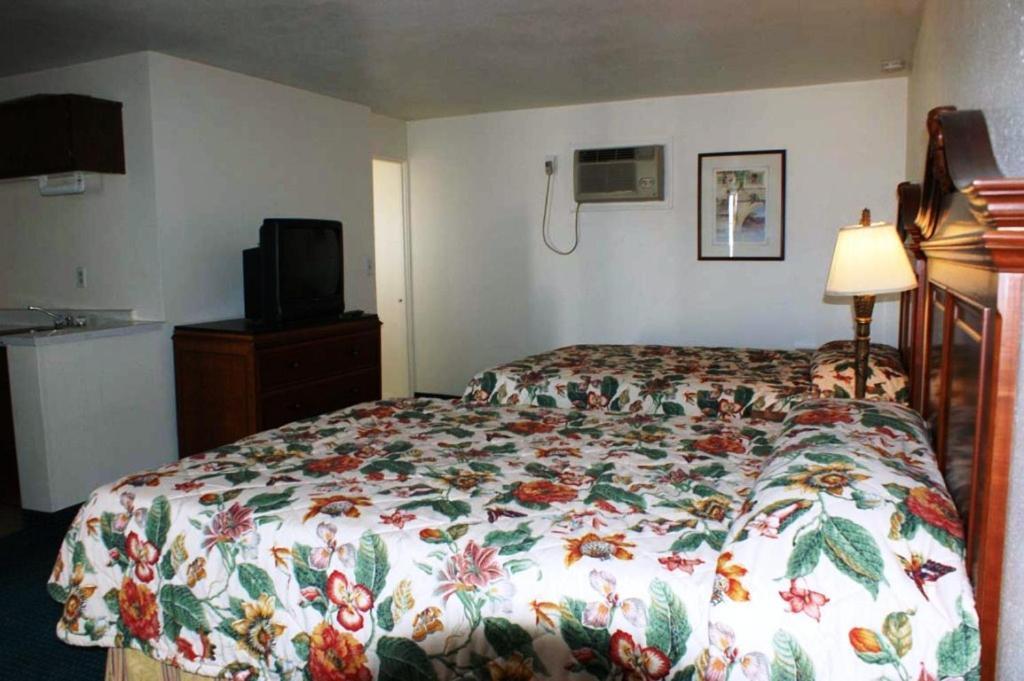 HWY Express Inn and Suites photo 17