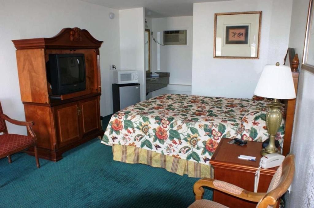 HWY Express Inn and Suites photo 24
