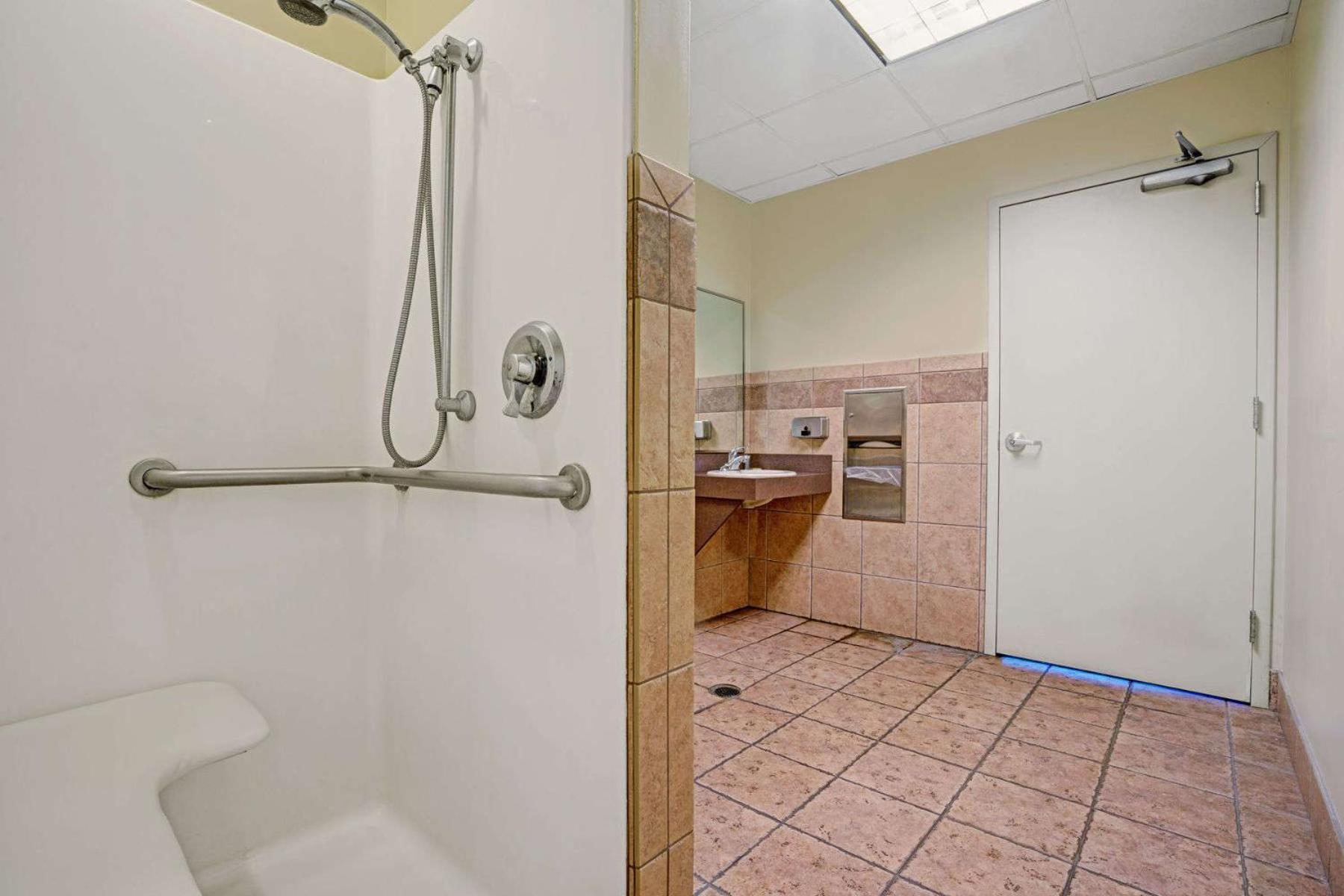 Super 8 by Wyndham Rogers Minnesota photo 24