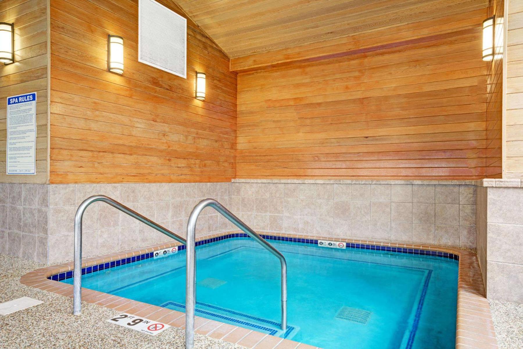 Super 8 by Wyndham Rogers Minnesota photo 25