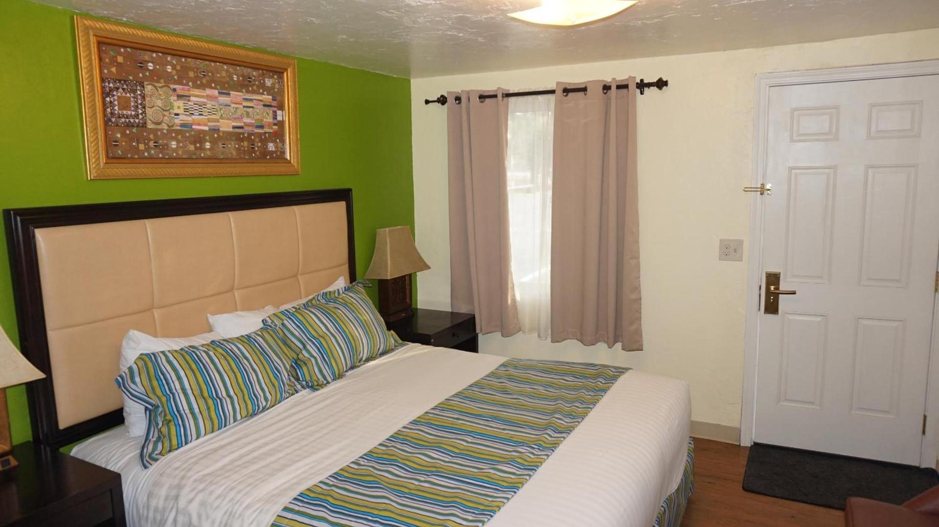 Eagle Crater Lake Inn photo 28