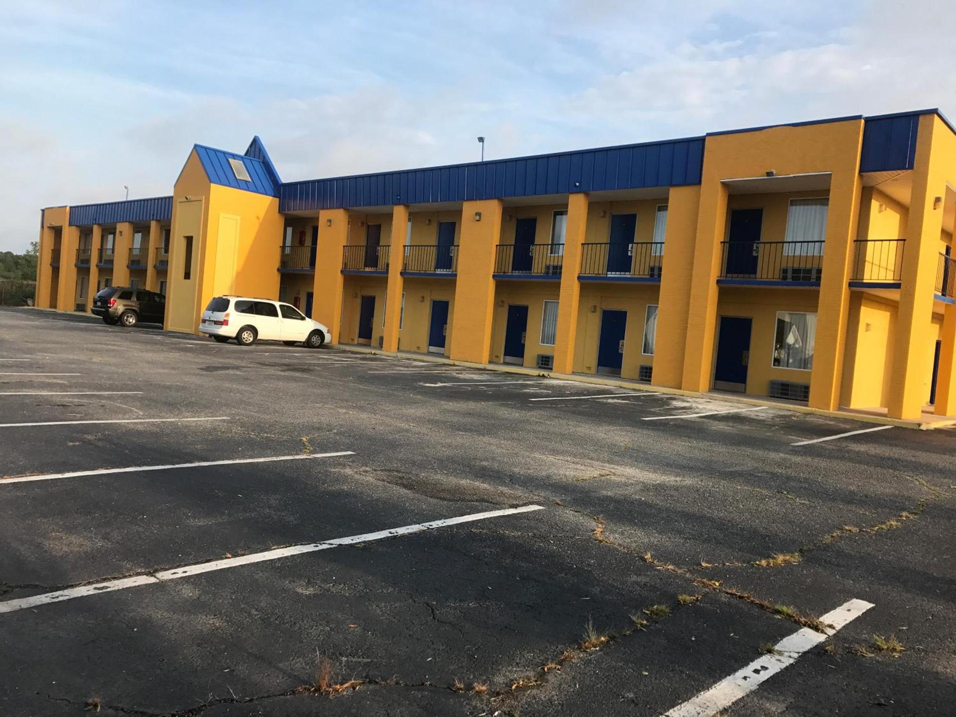 Super 8 by Wyndham Lumberton NC photo 2