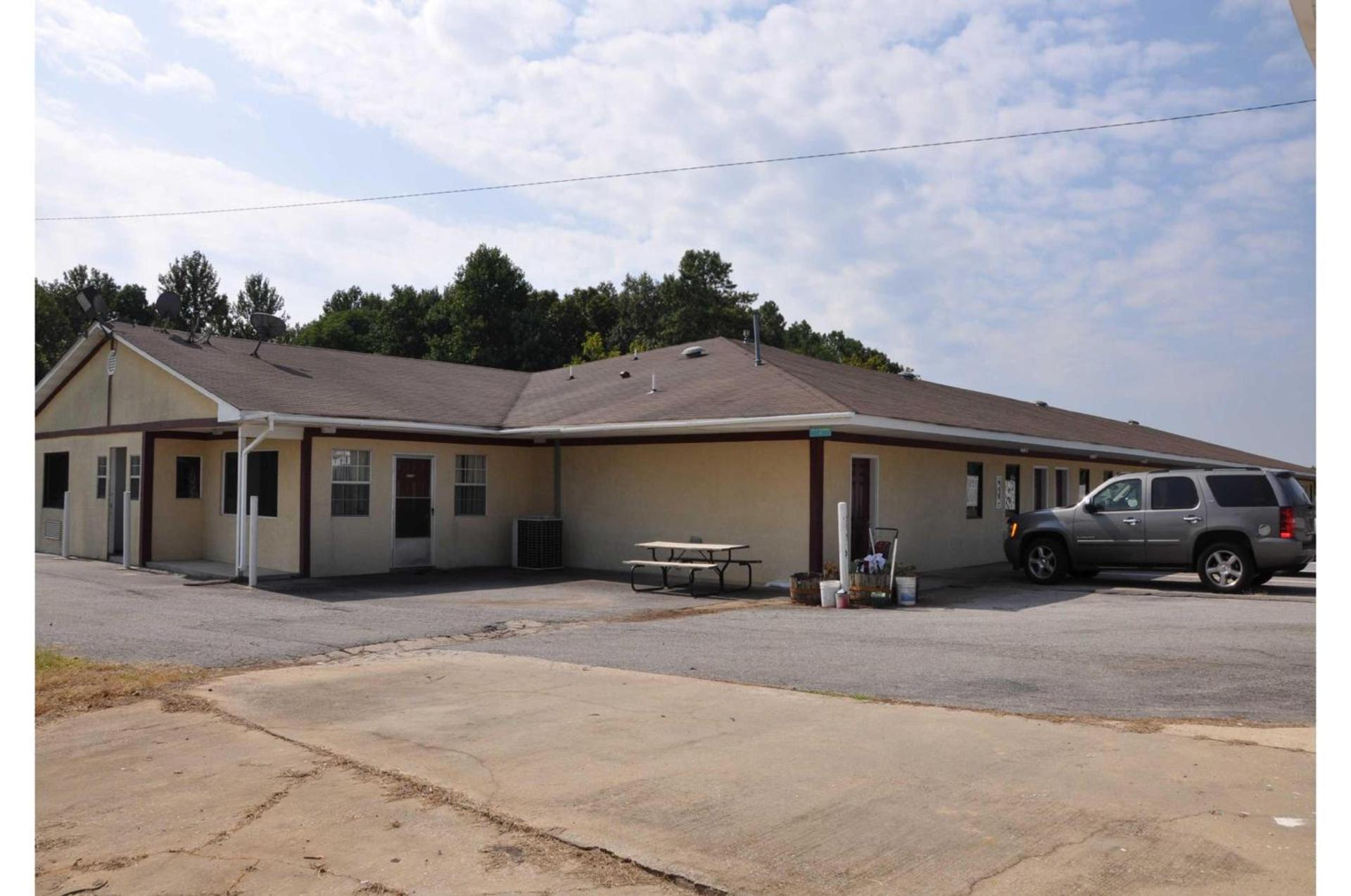 Budget Inn Elkmont photo 17