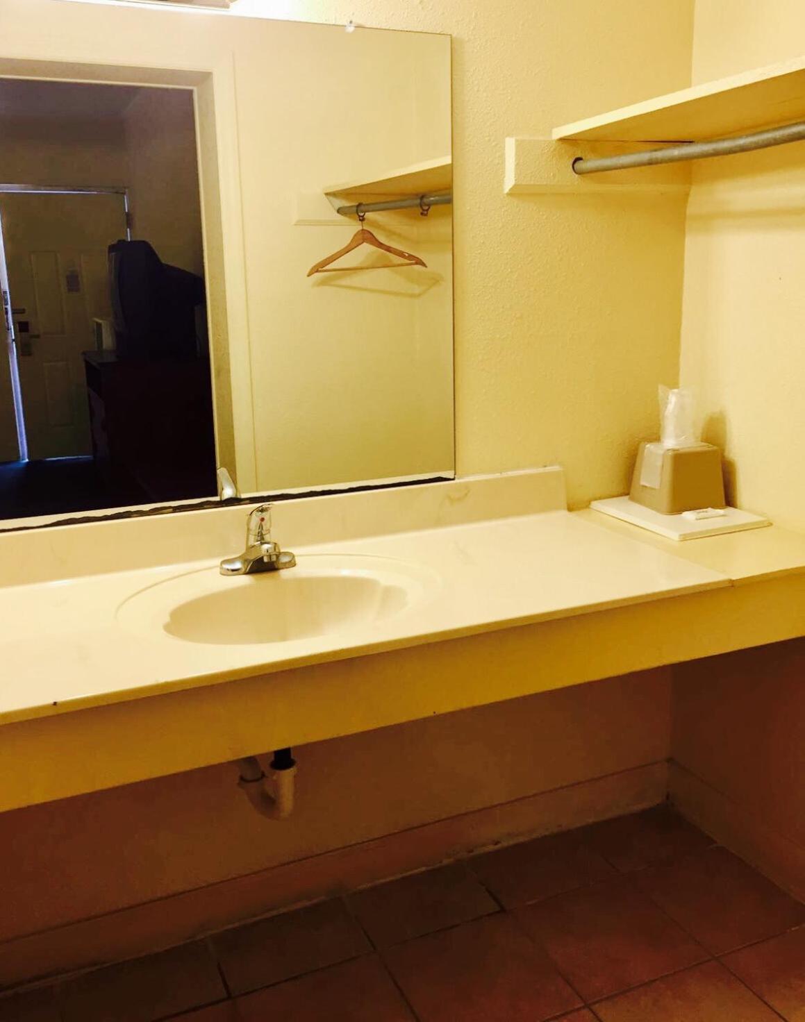 Motel 6 Williamston, NC - Highway 17 photo 5