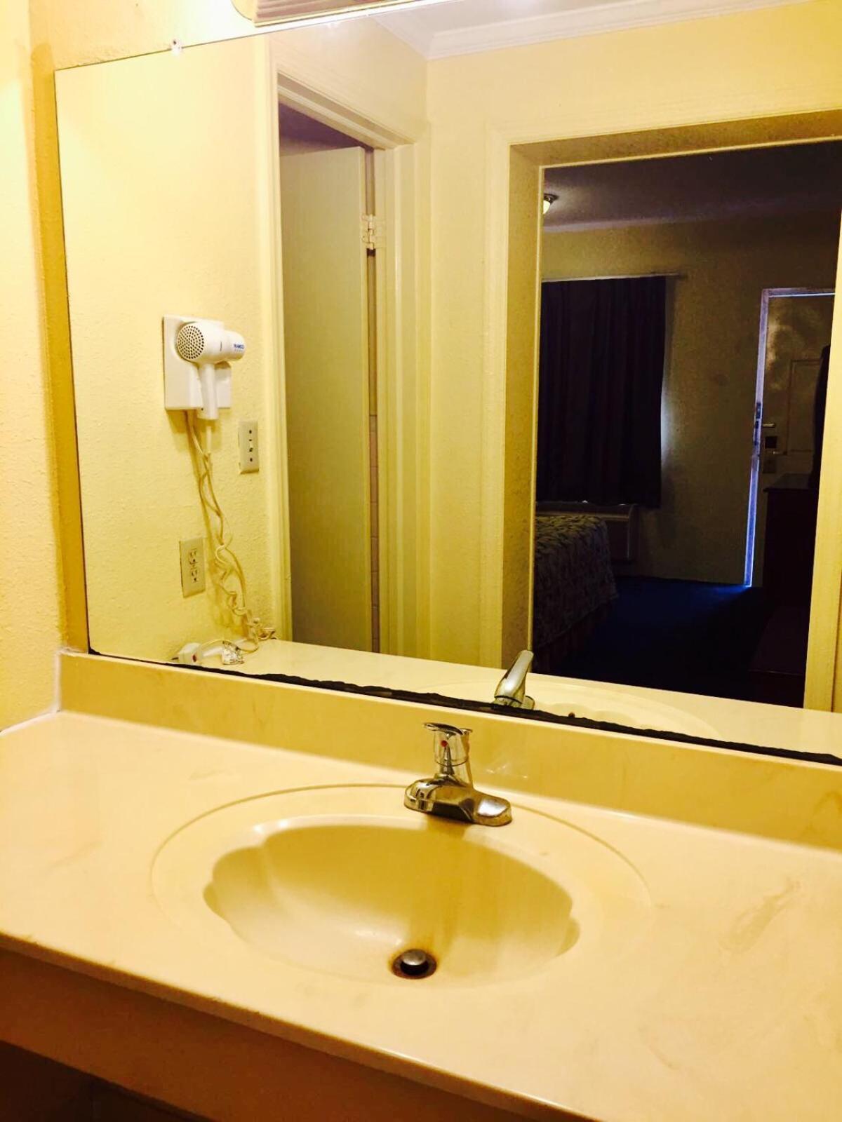 Motel 6 Williamston, NC - Highway 17 photo 4