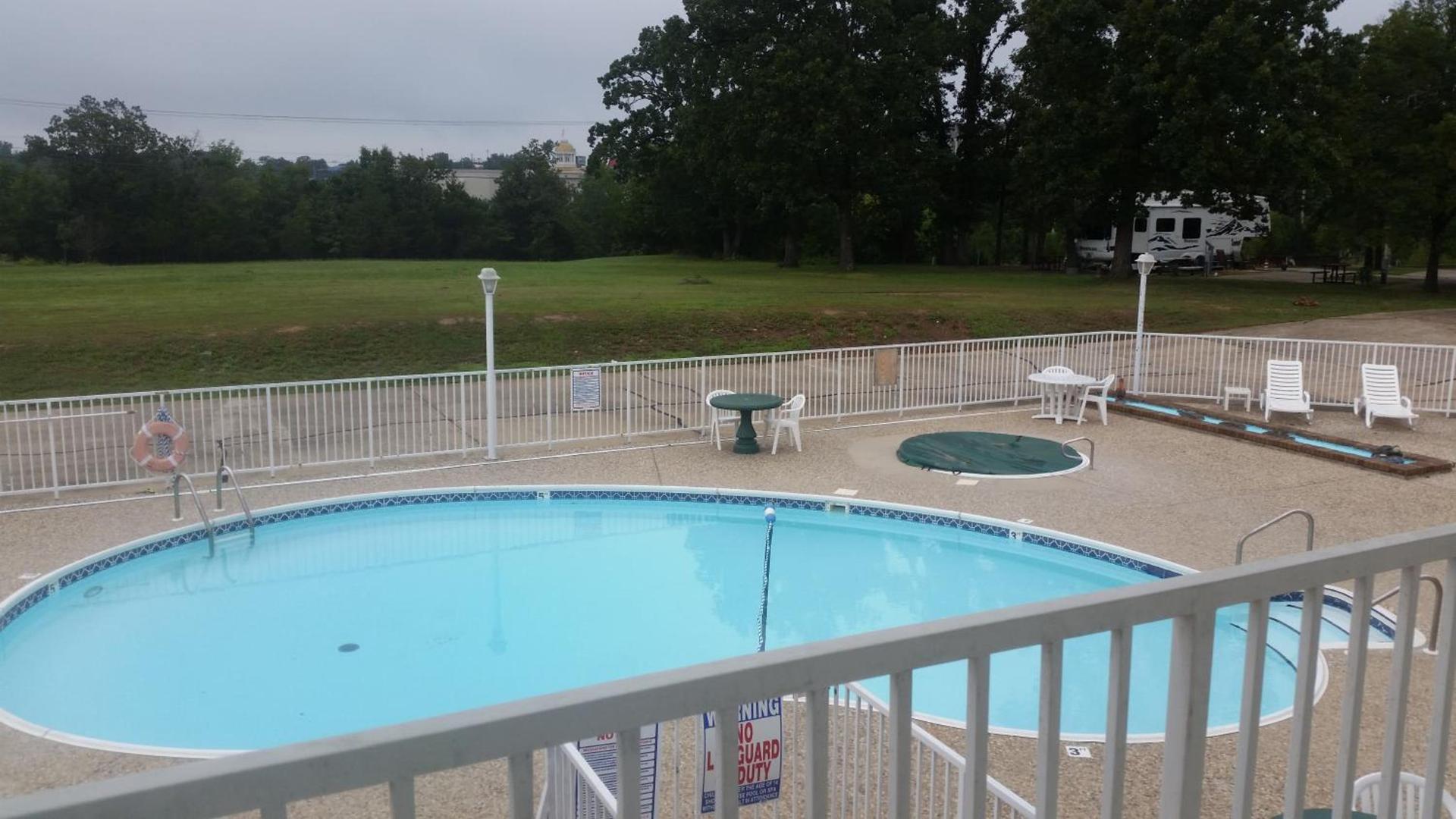 Econo Lodge Branson Theater District photo 36