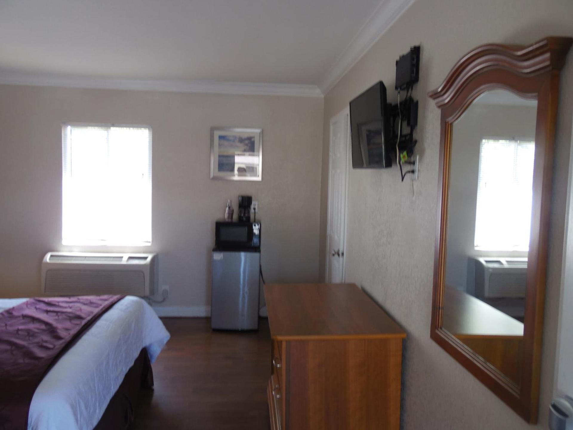 Hi-Way Host Motel photo 15