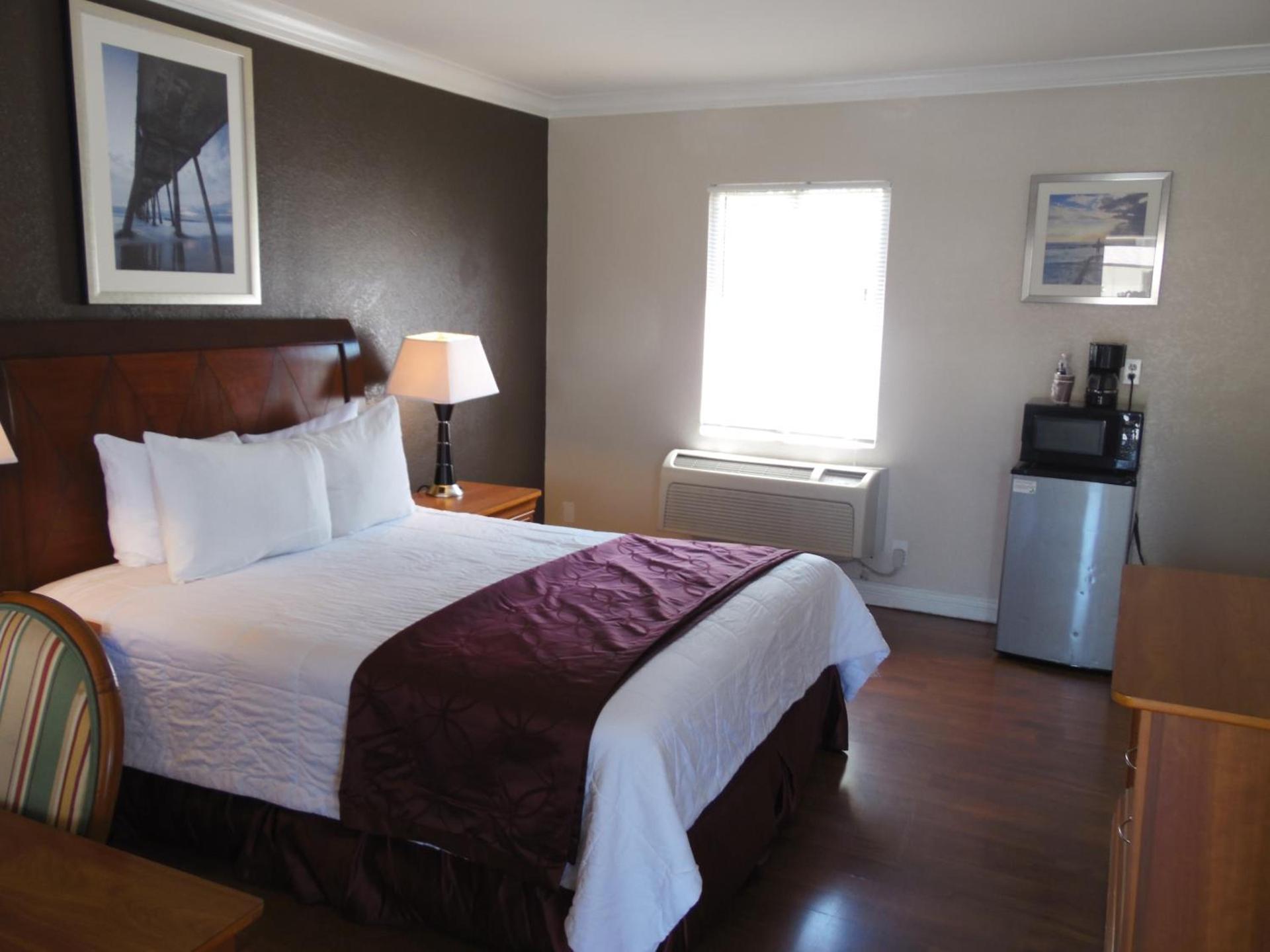 Hi-Way Host Motel photo 28