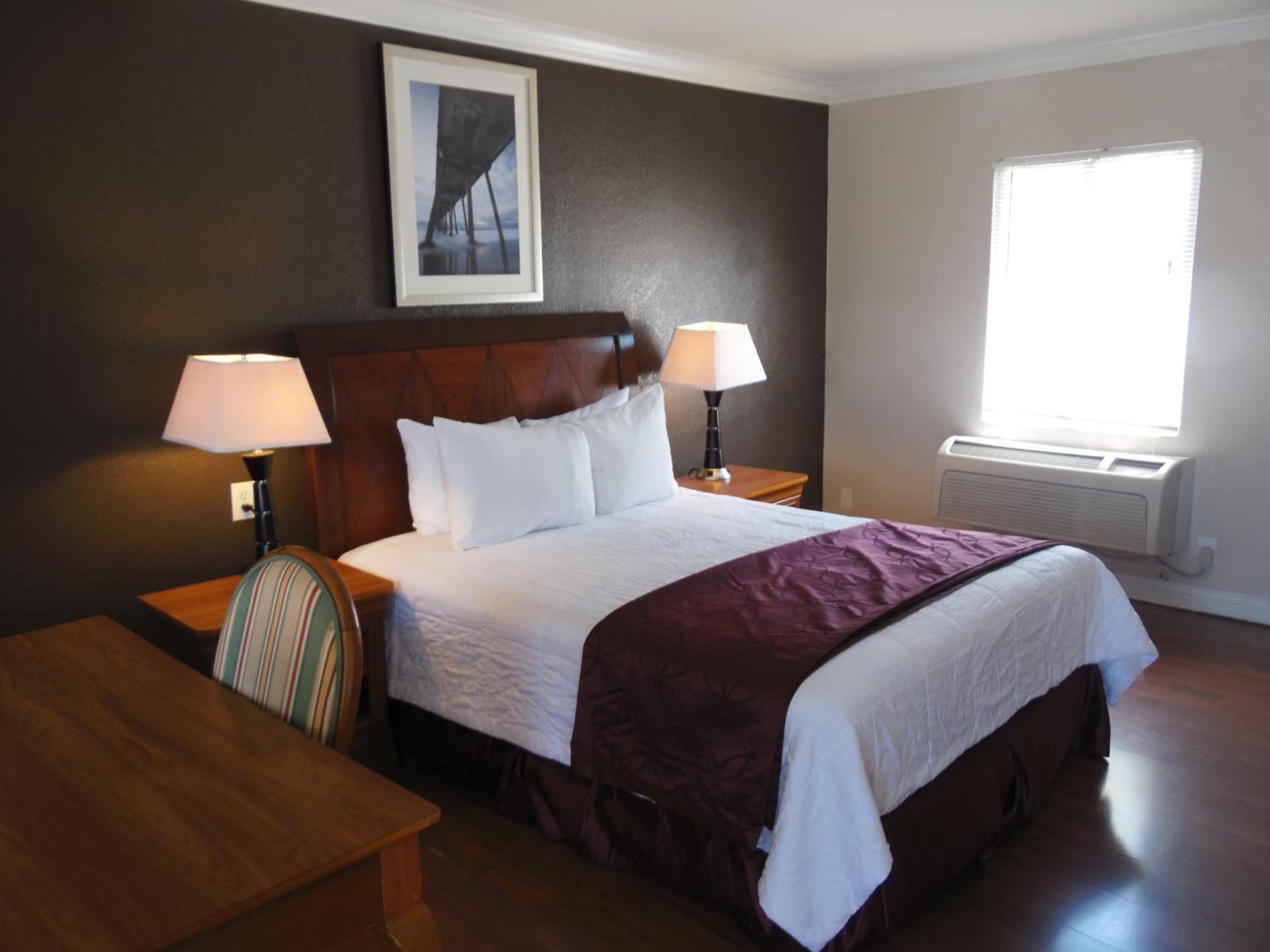 Hi-Way Host Motel photo 33