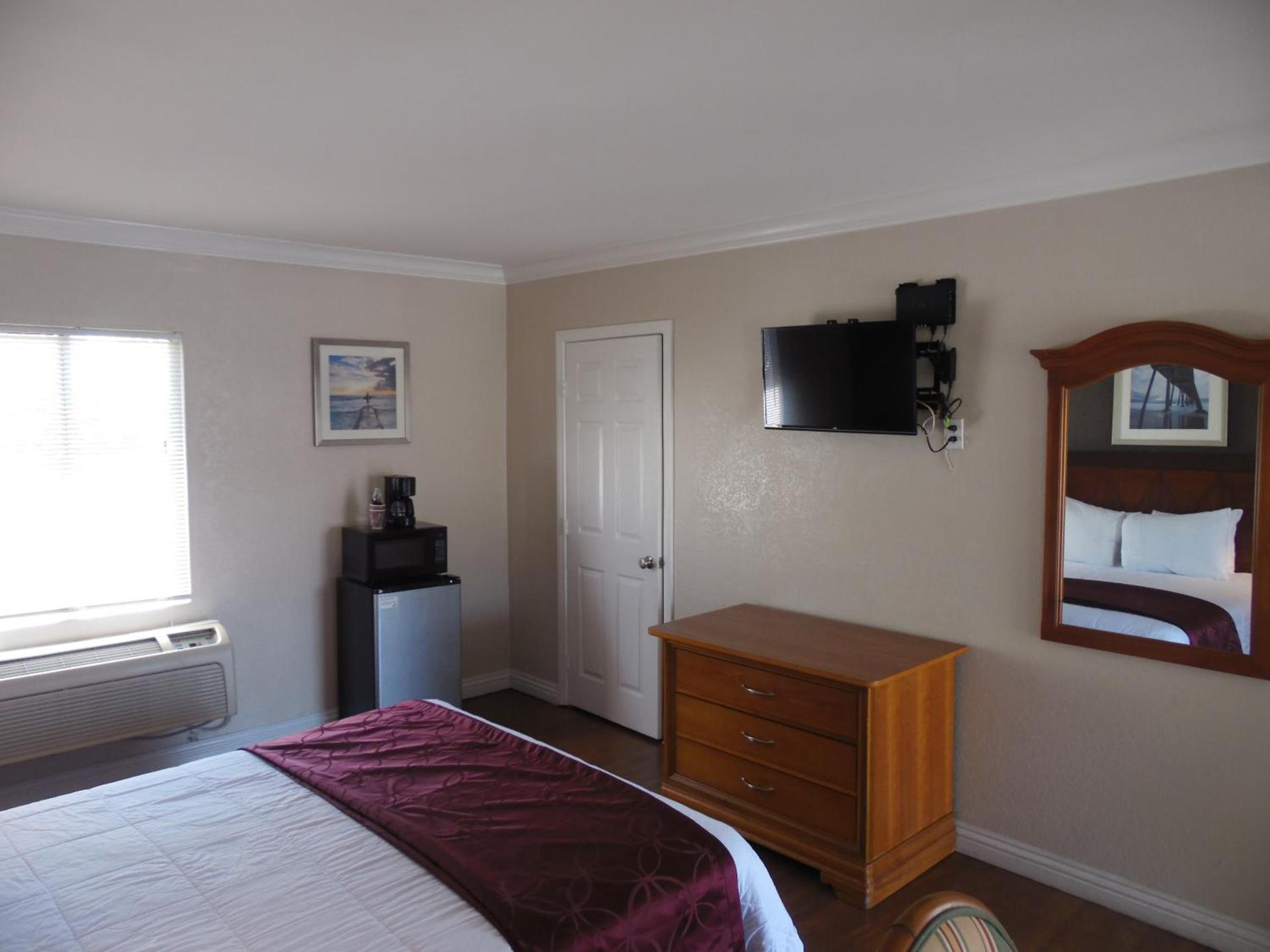 Hi-Way Host Motel photo 34