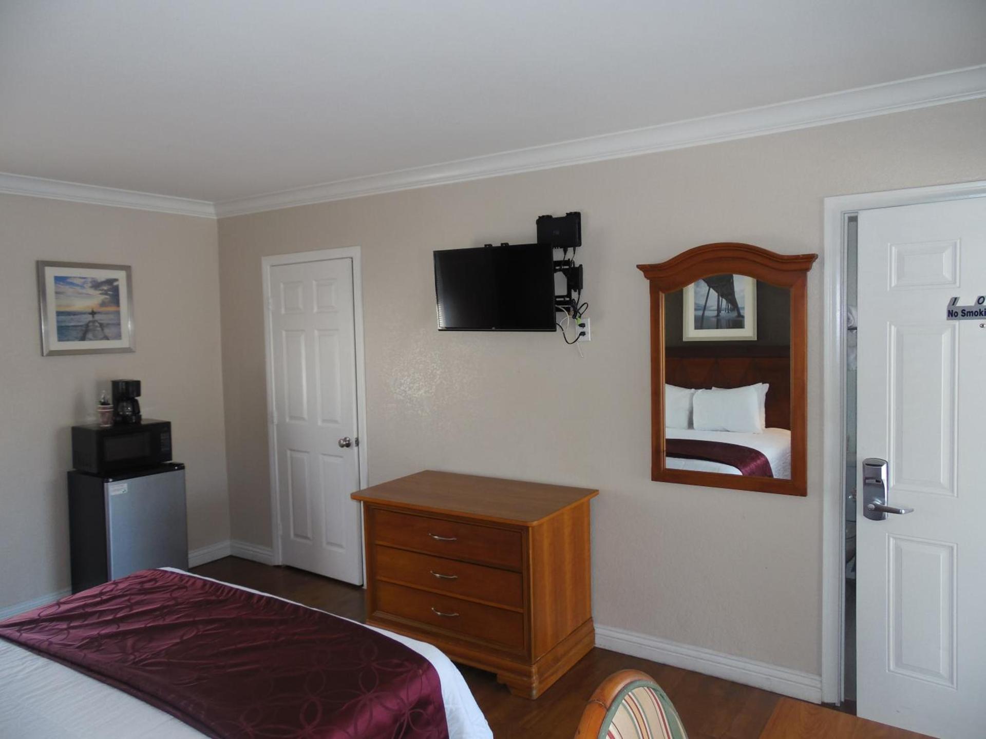 Hi-Way Host Motel photo 38
