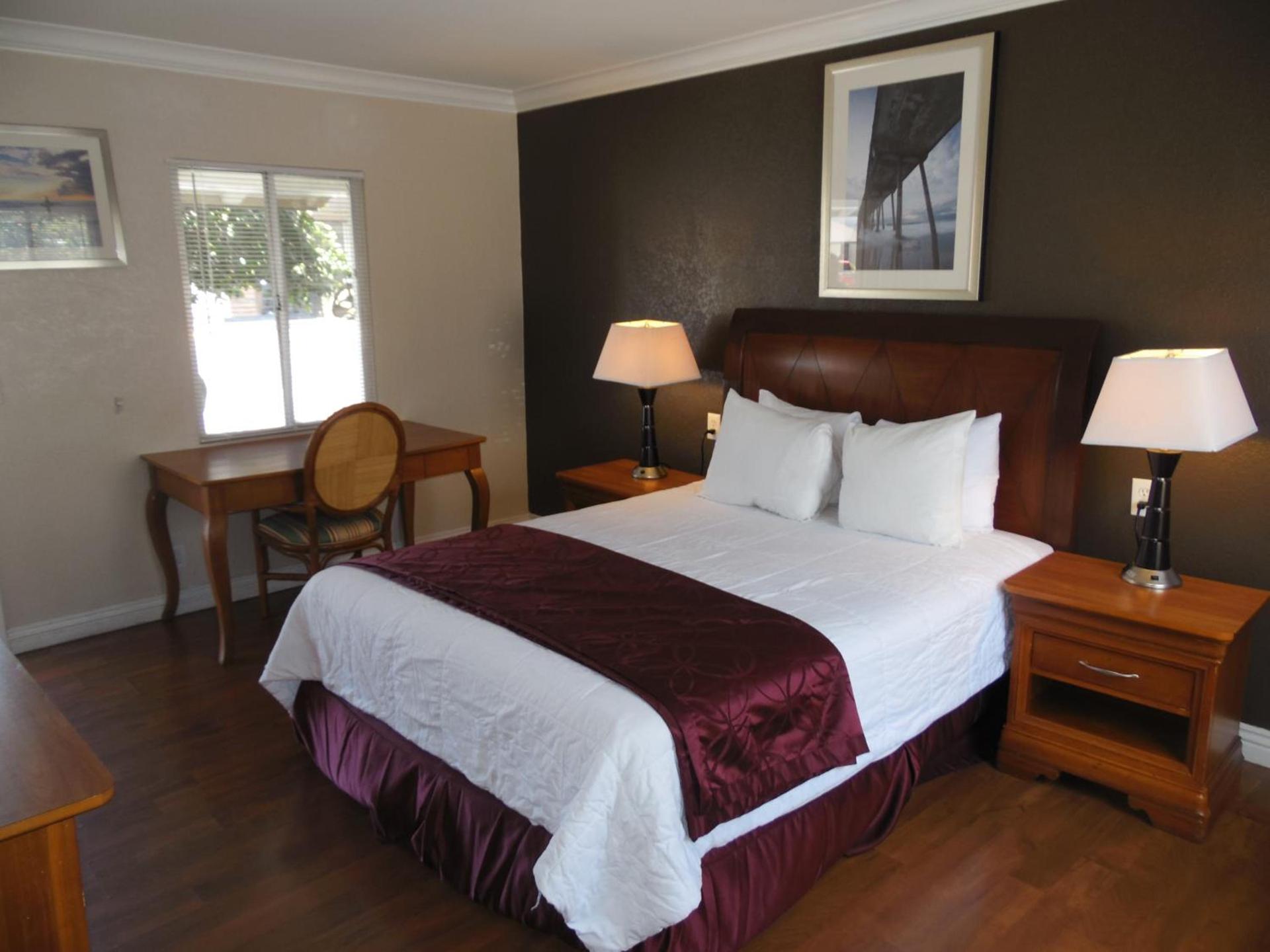 Hi-Way Host Motel photo 37