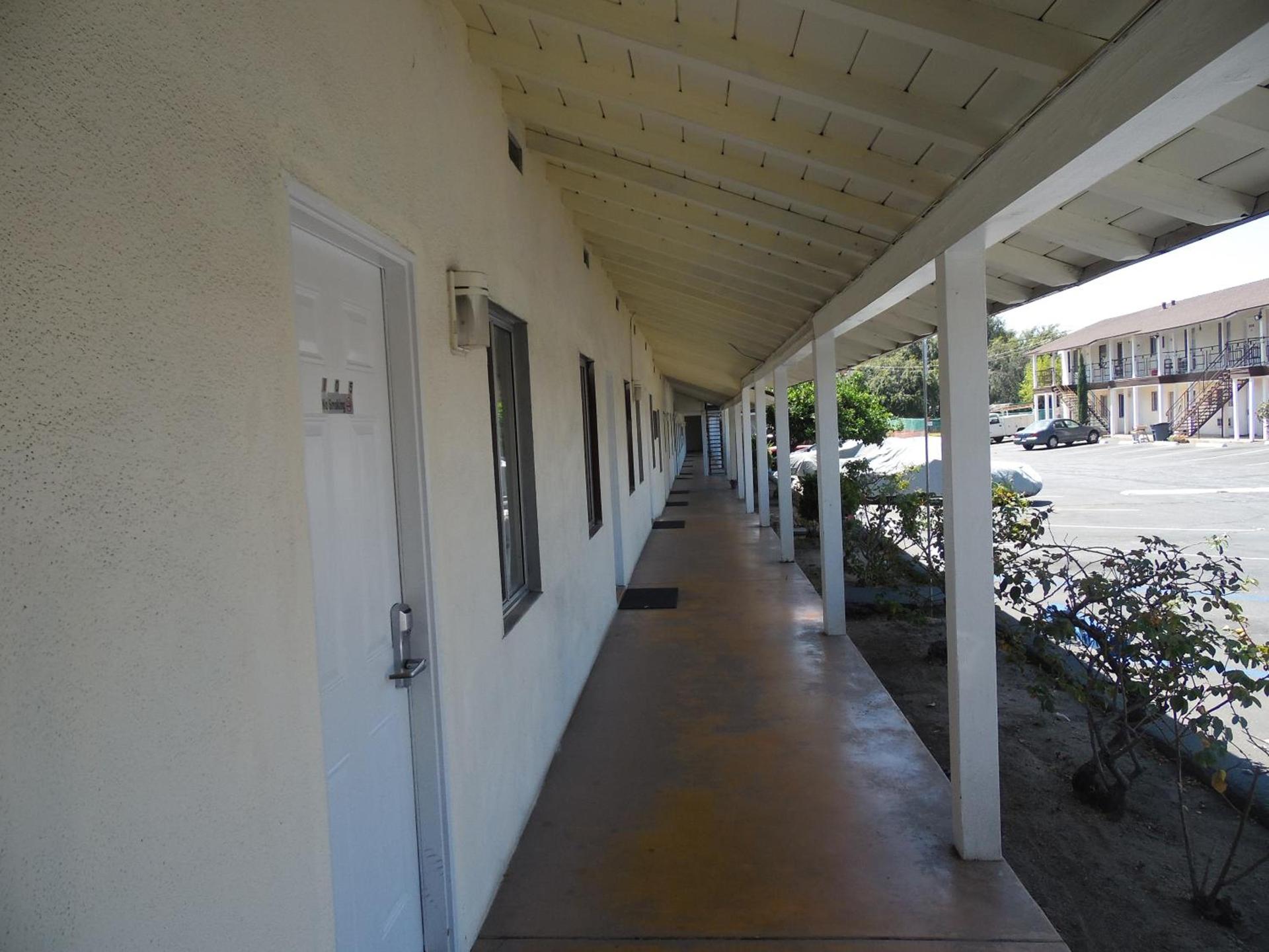 Hi-Way Host Motel photo 6