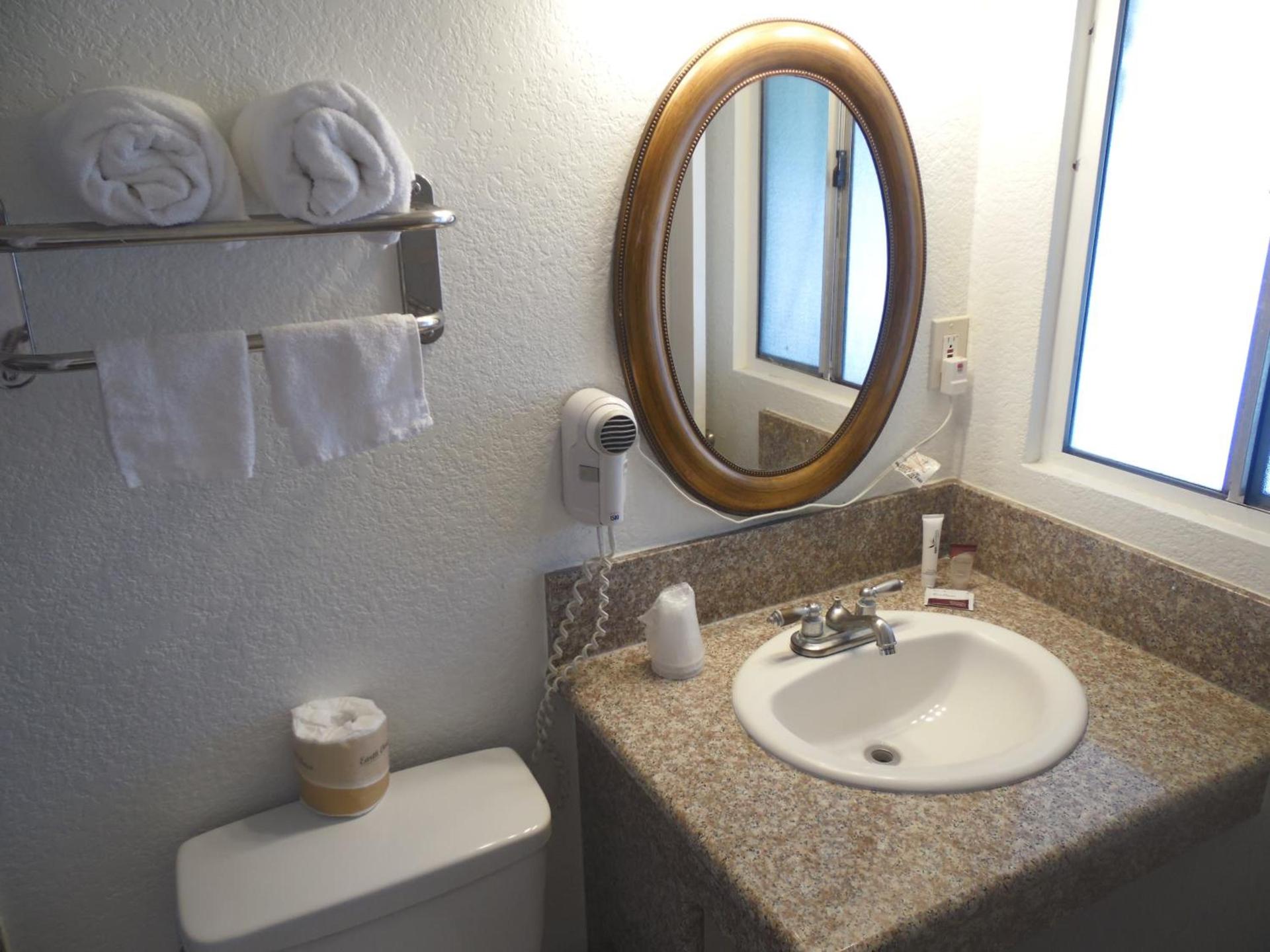 Hi-Way Host Motel photo 7