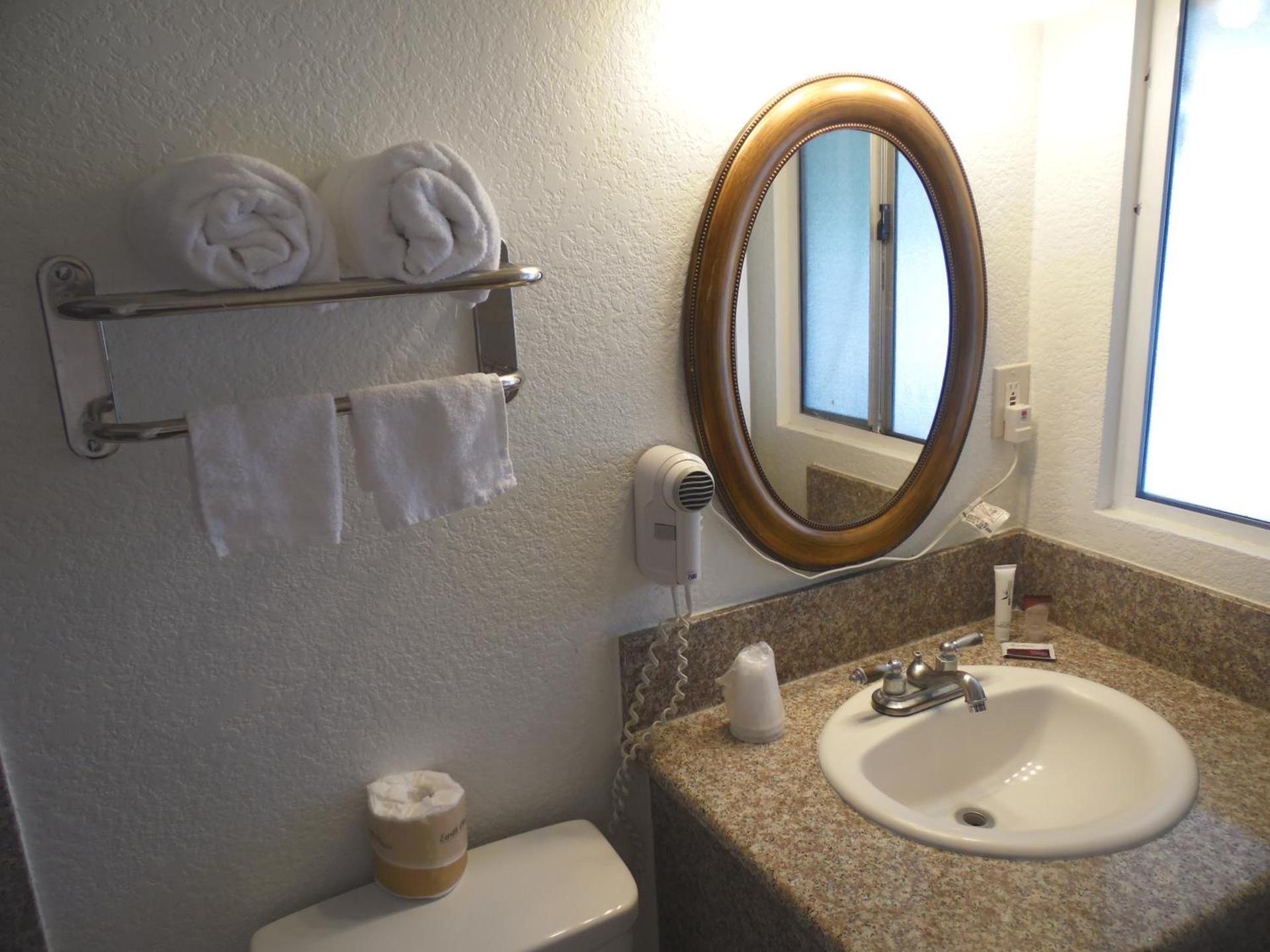 Hi-Way Host Motel photo 12
