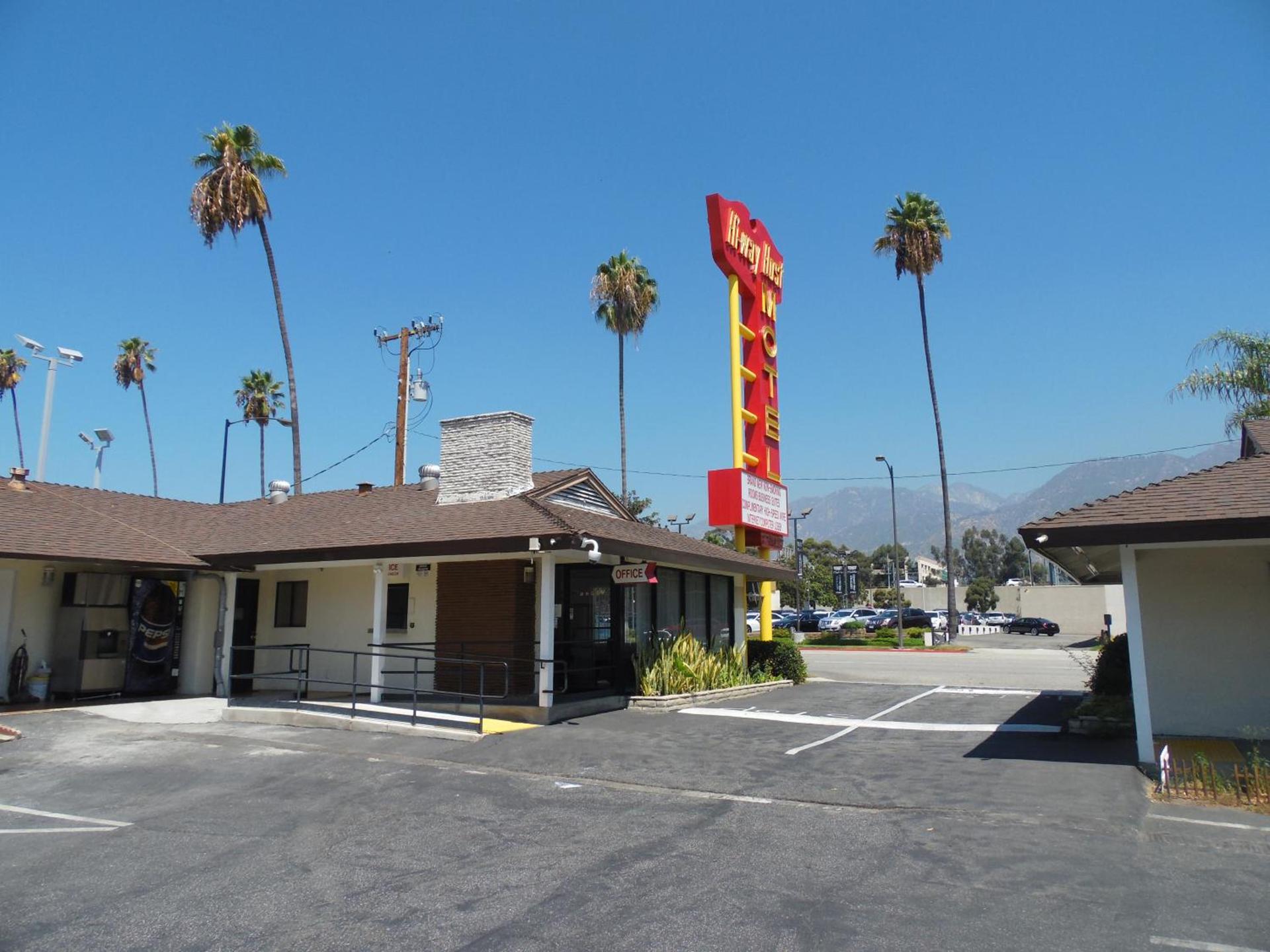 Hi-Way Host Motel photo 1