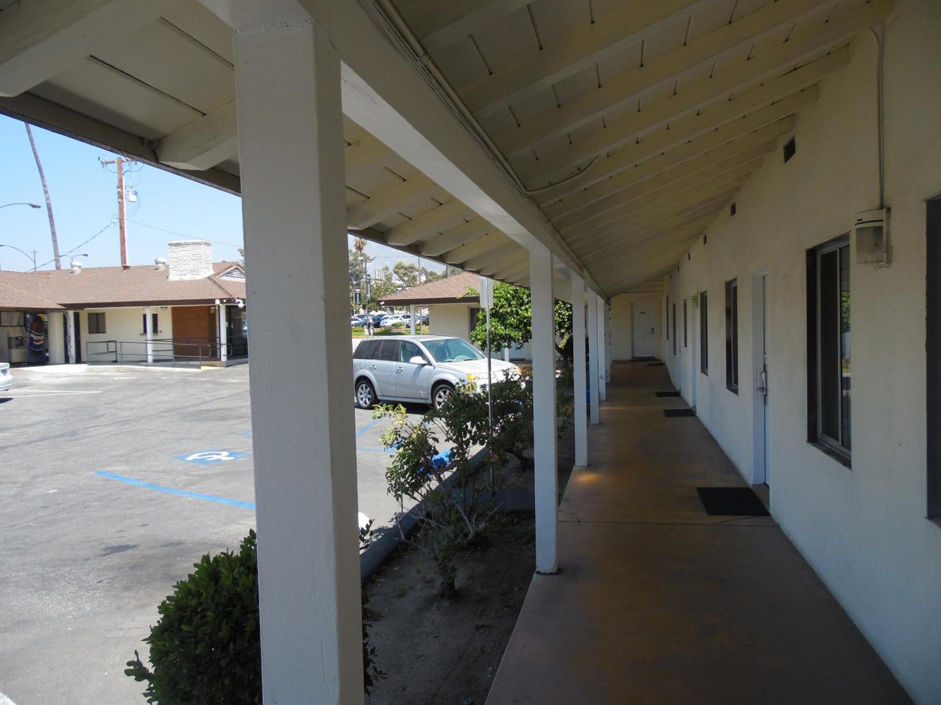 Hi-Way Host Motel photo 5