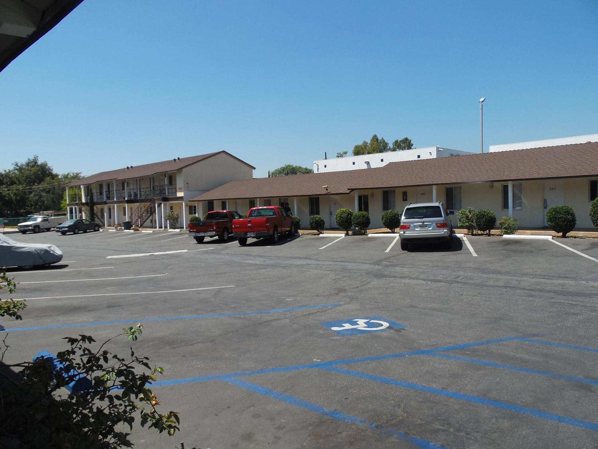Hi-Way Host Motel photo 36