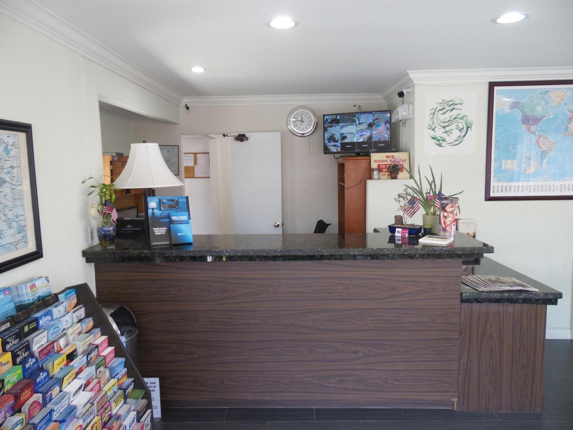 Hi-Way Host Motel photo 35