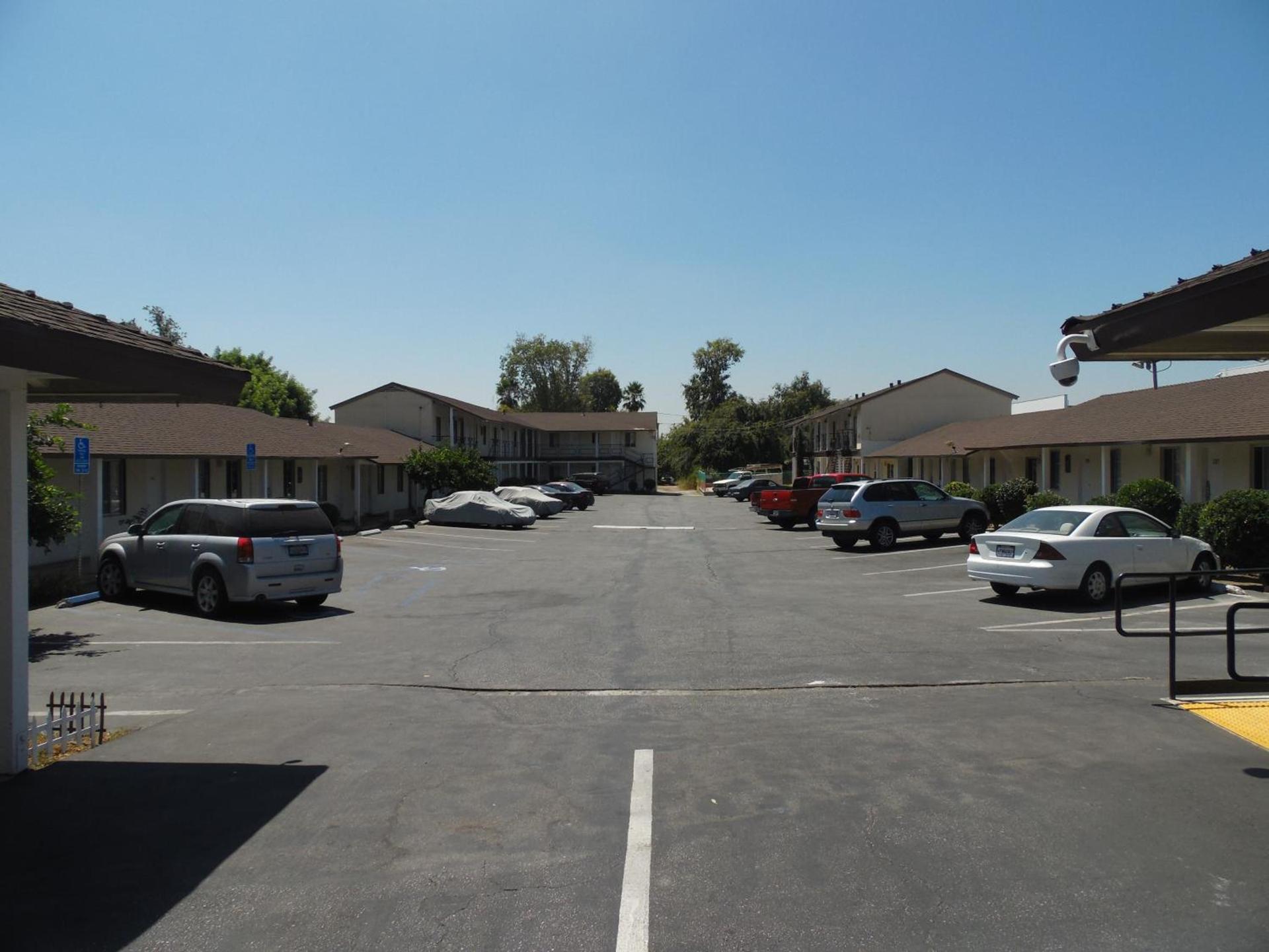Hi-Way Host Motel photo 29