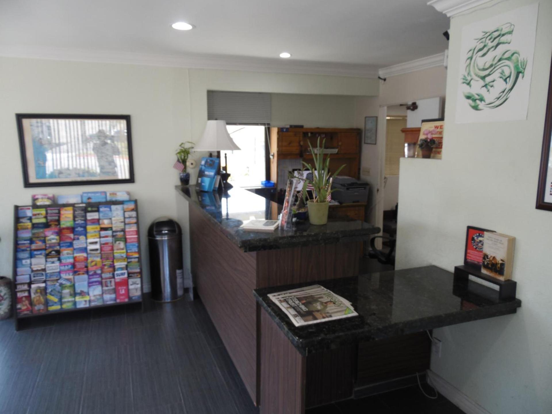 Hi-Way Host Motel photo 4