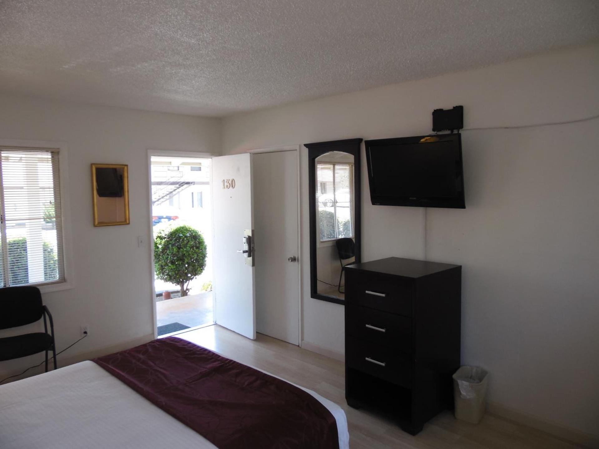 Hi-Way Host Motel photo 32