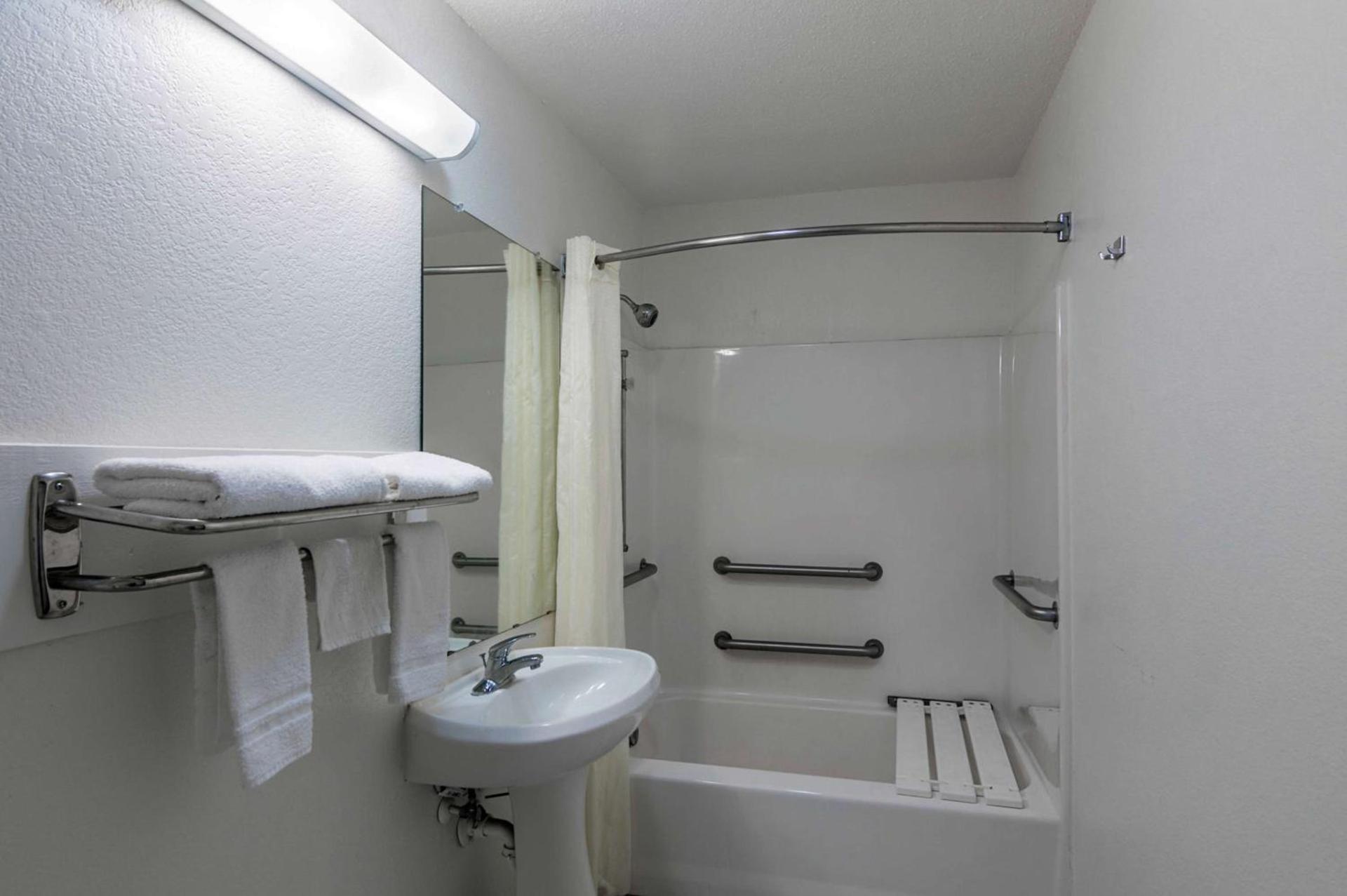 Motel 6-Azle, TX photo 17