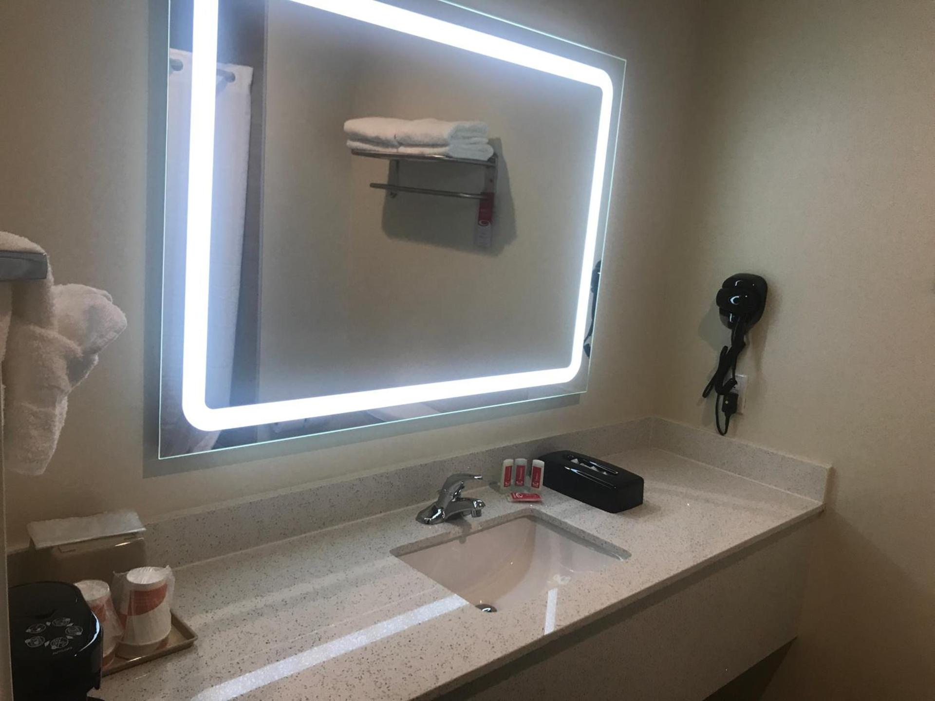 Econo Lodge Inn & Suites Houston Willowbrook photo 64
