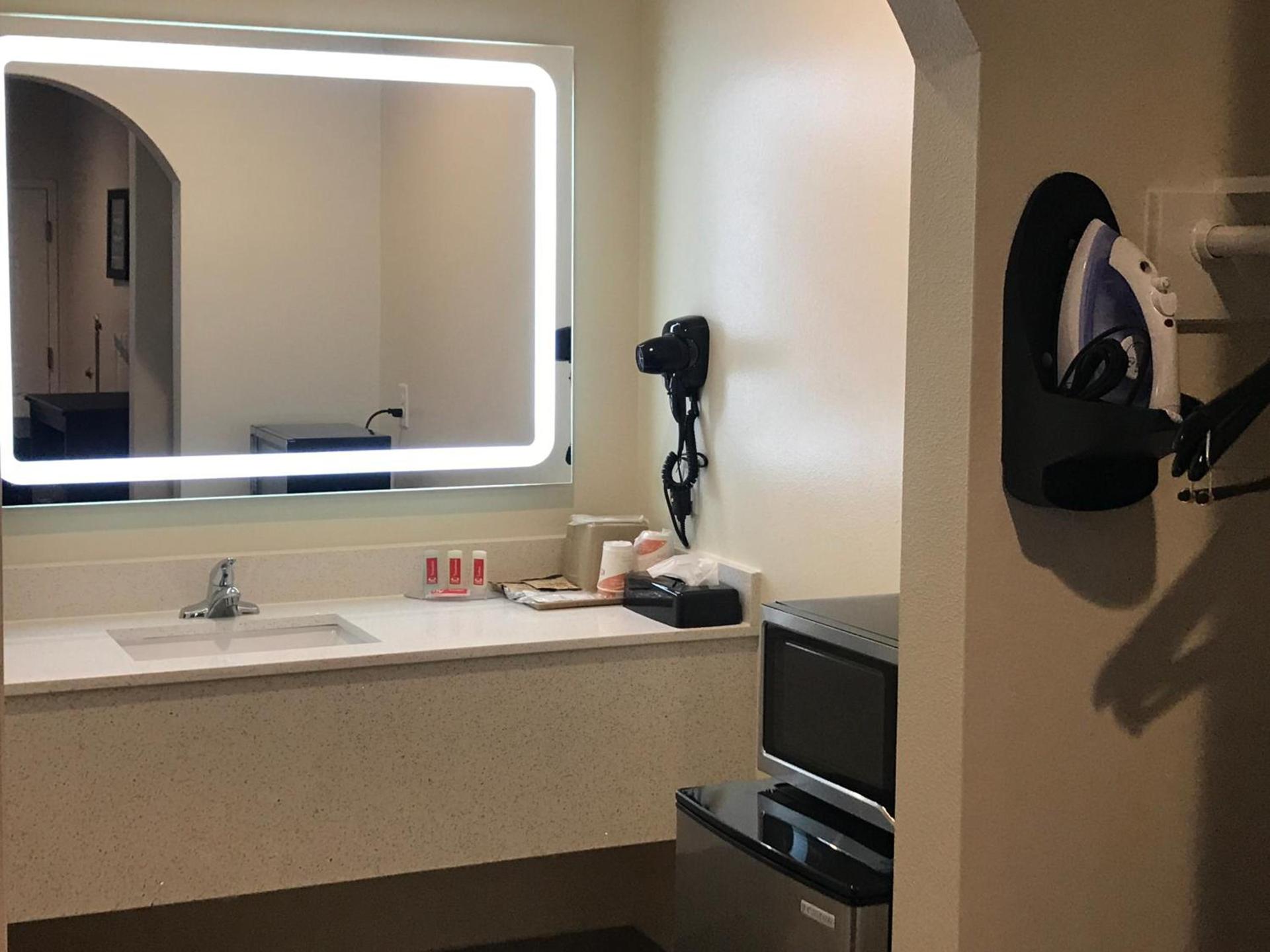 Econo Lodge Inn & Suites Houston Willowbrook photo 60