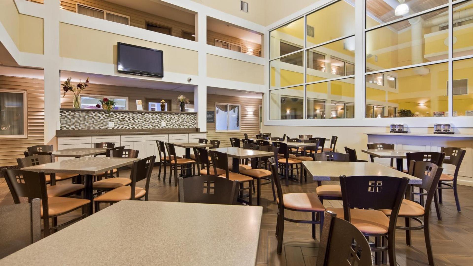 Best Western Lakewinds photo 38