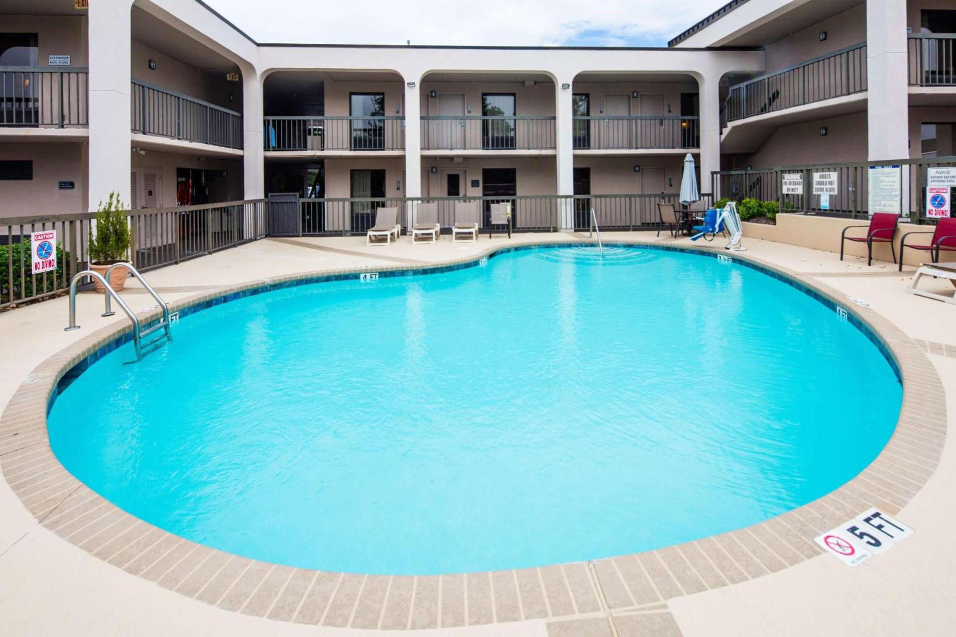 Baymont by Wyndham Fayetteville photo 14