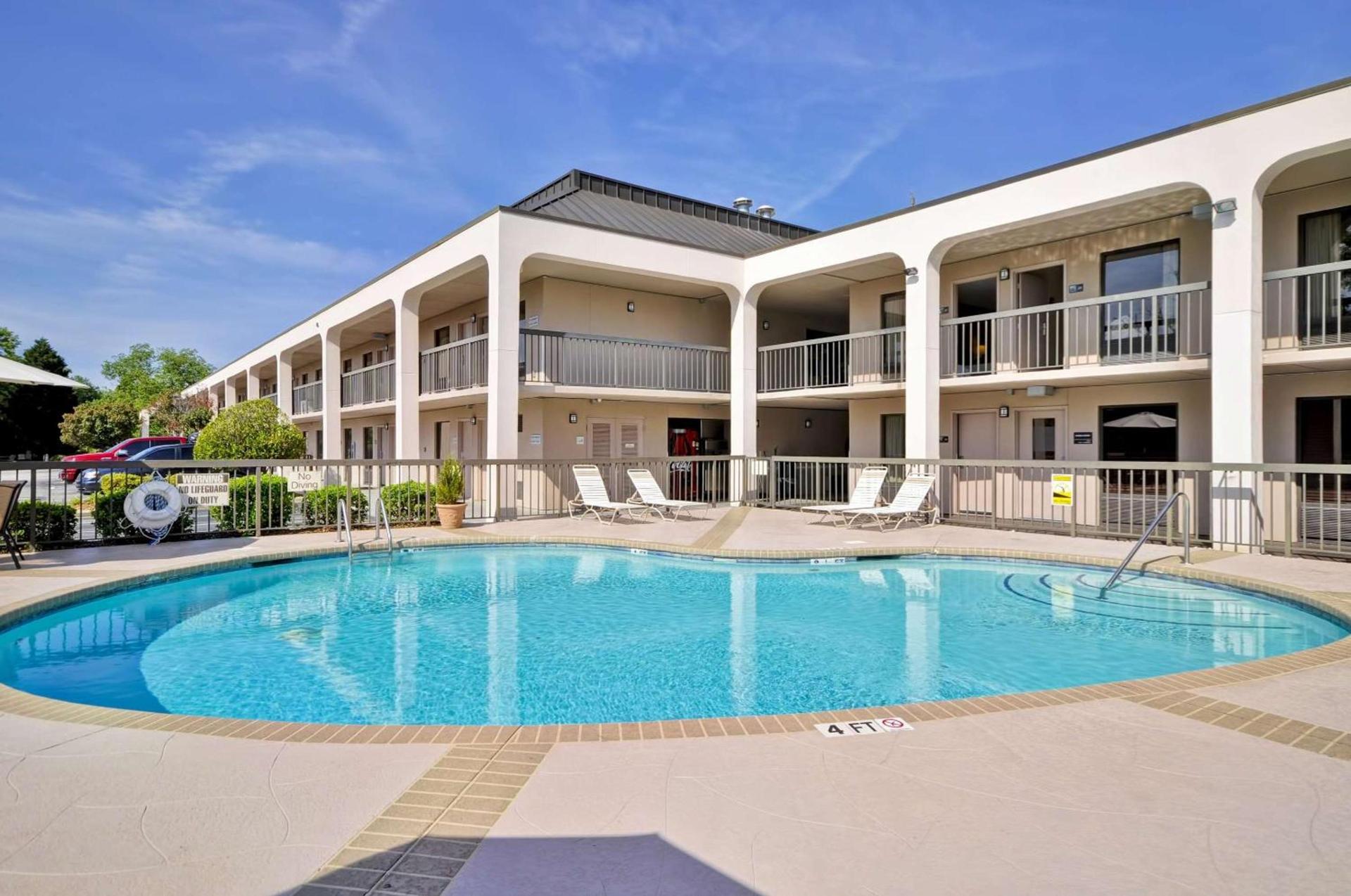 Baymont by Wyndham Fayetteville photo 2