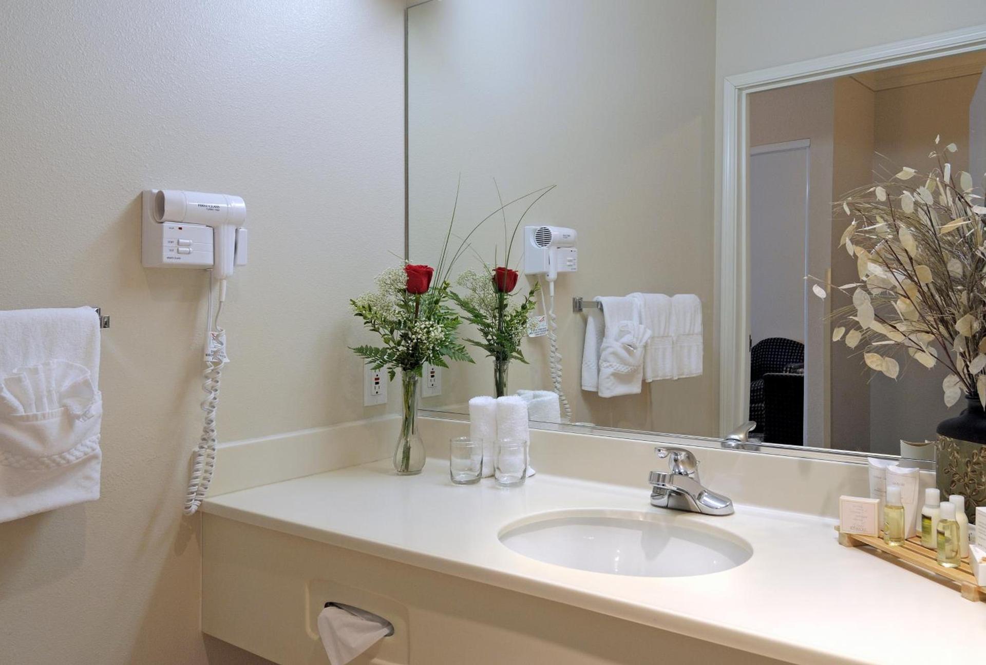 Holiday Inn Express & Suites - Tulare by IHG photo 3