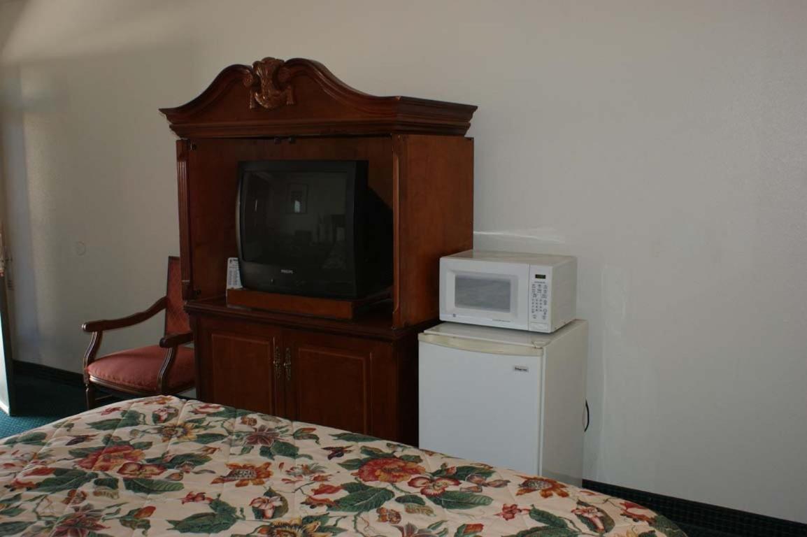 HWY Express Inn and Suites photo 8