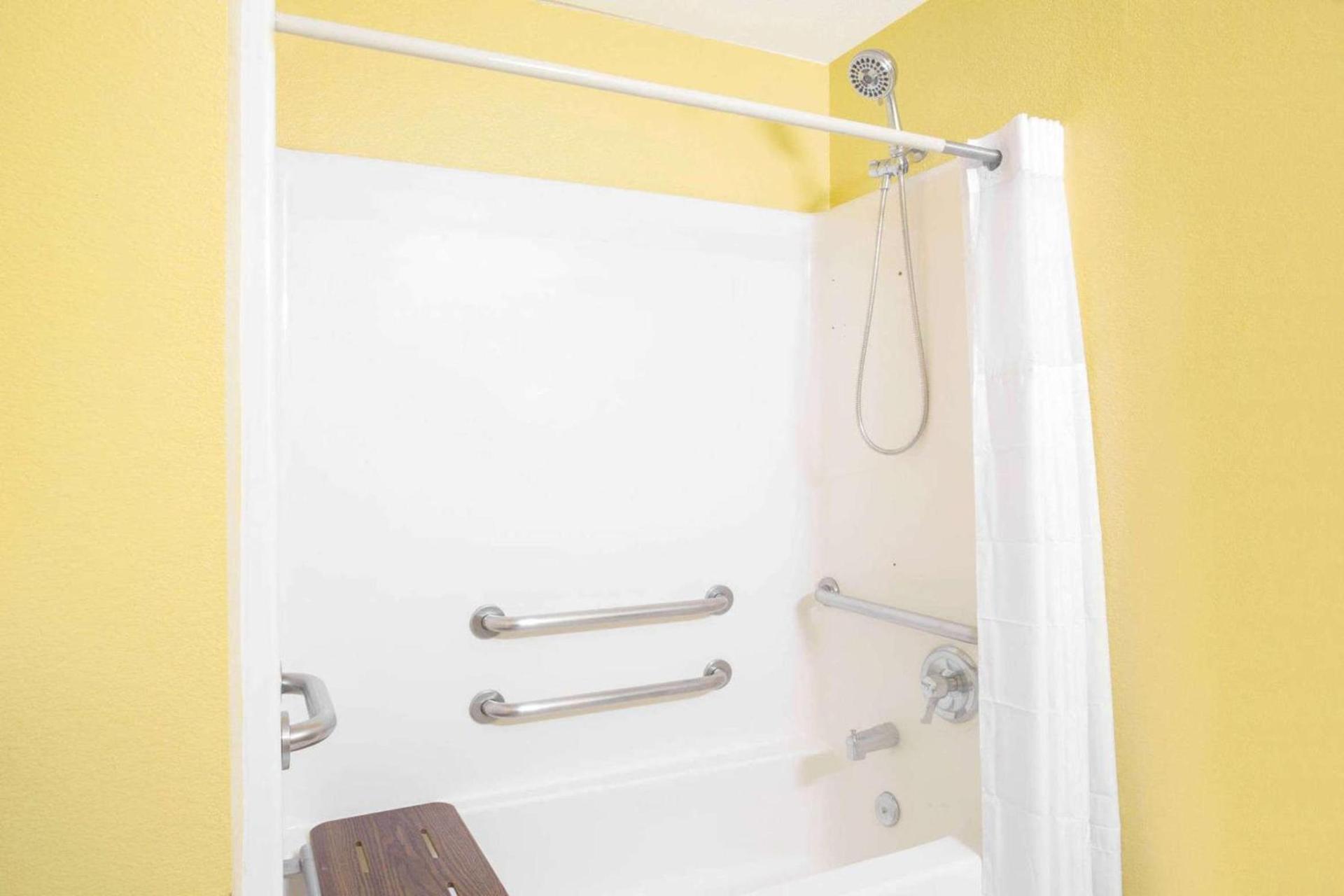 Days Inn by Wyndham Phoenix North photo 67