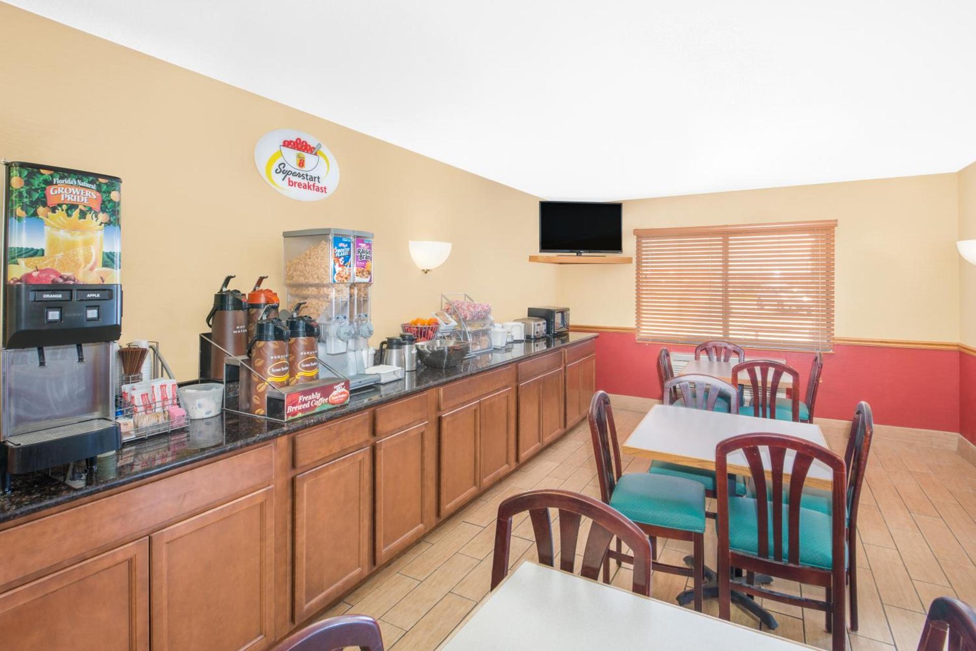 Super 8 by Wyndham Marshalltown photo 18
