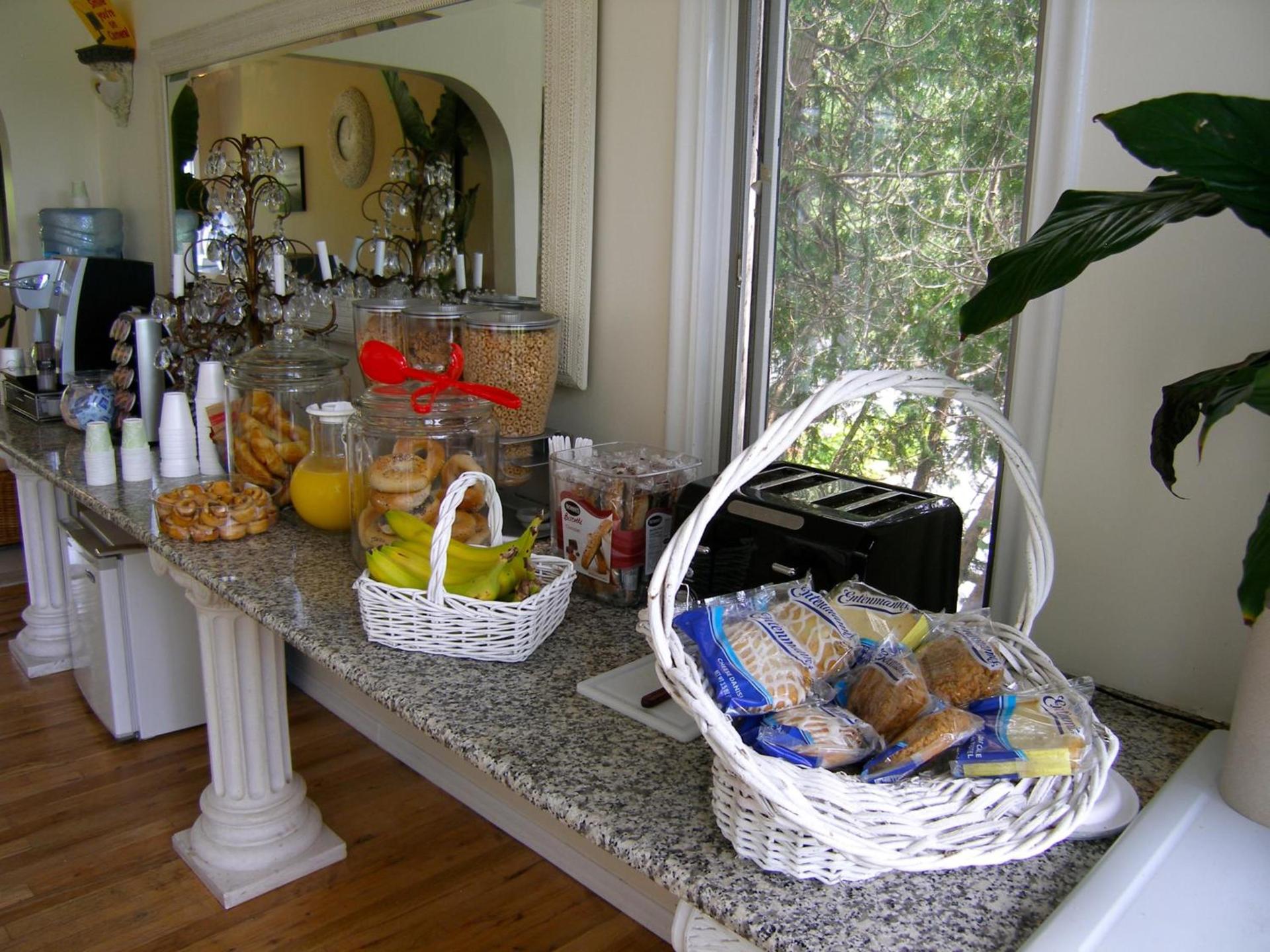 Hamlet Inn - PASSES TO COOPERS BEACH photo 21