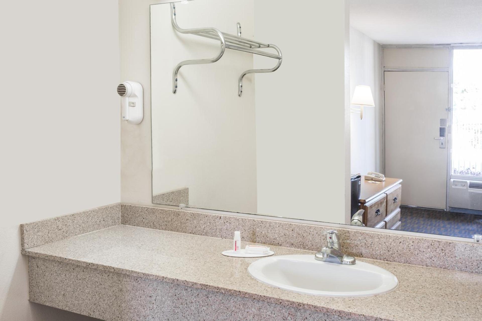 Days Inn by Wyndham Adel I-75 photo 6