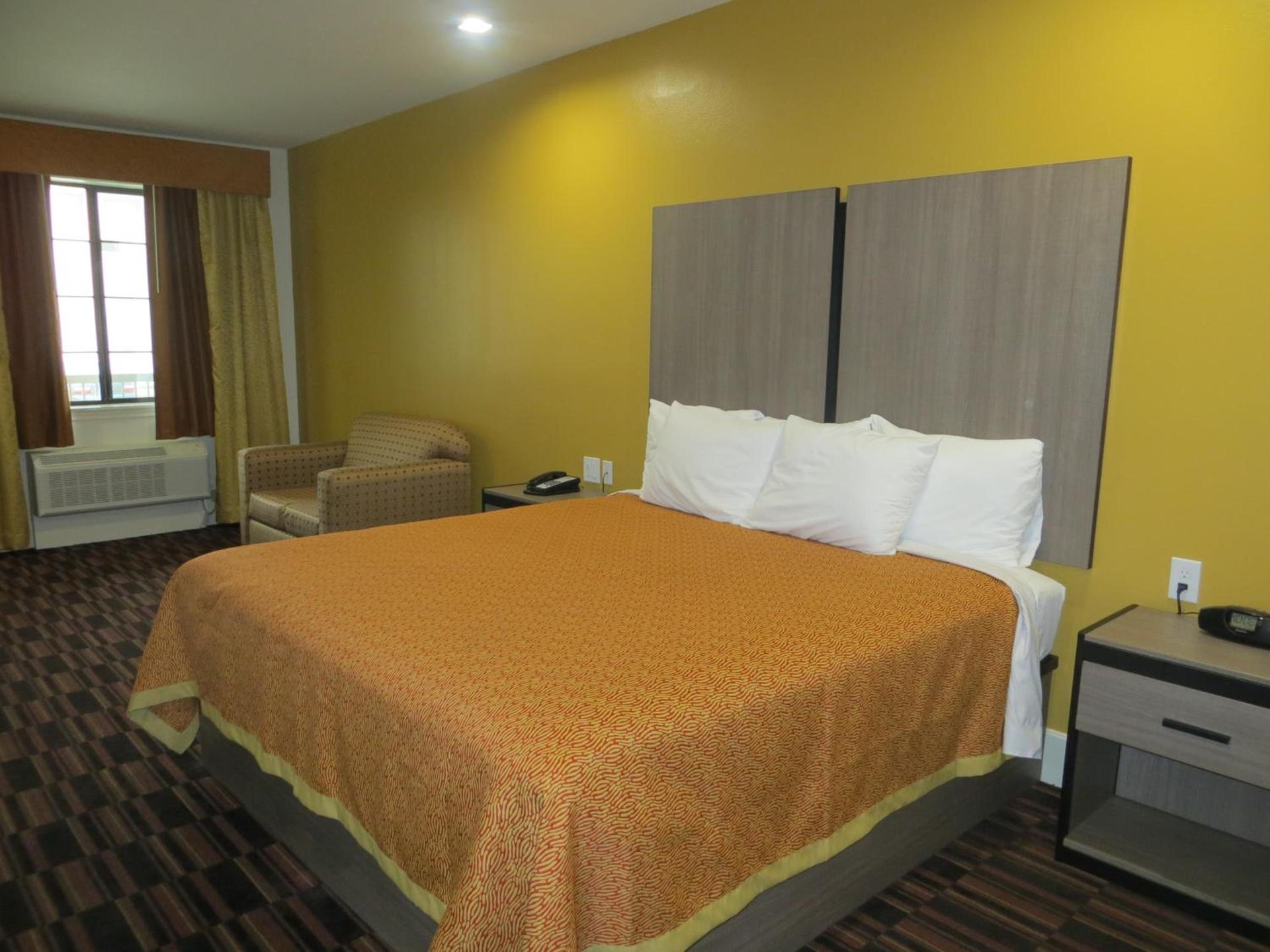 Scottish Inn and Suites photo 15